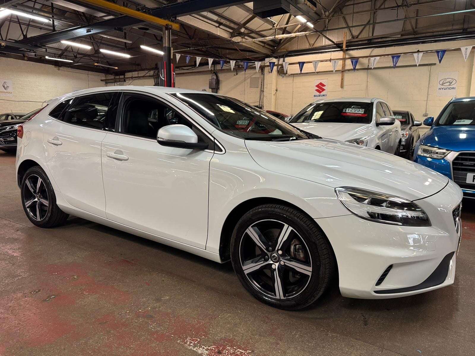 A 2019 VOLVO V40 T2 R-DESIGN NAV PLUS A 2019 VOLVO V40 T2 R-DESIGN NAV PLUS