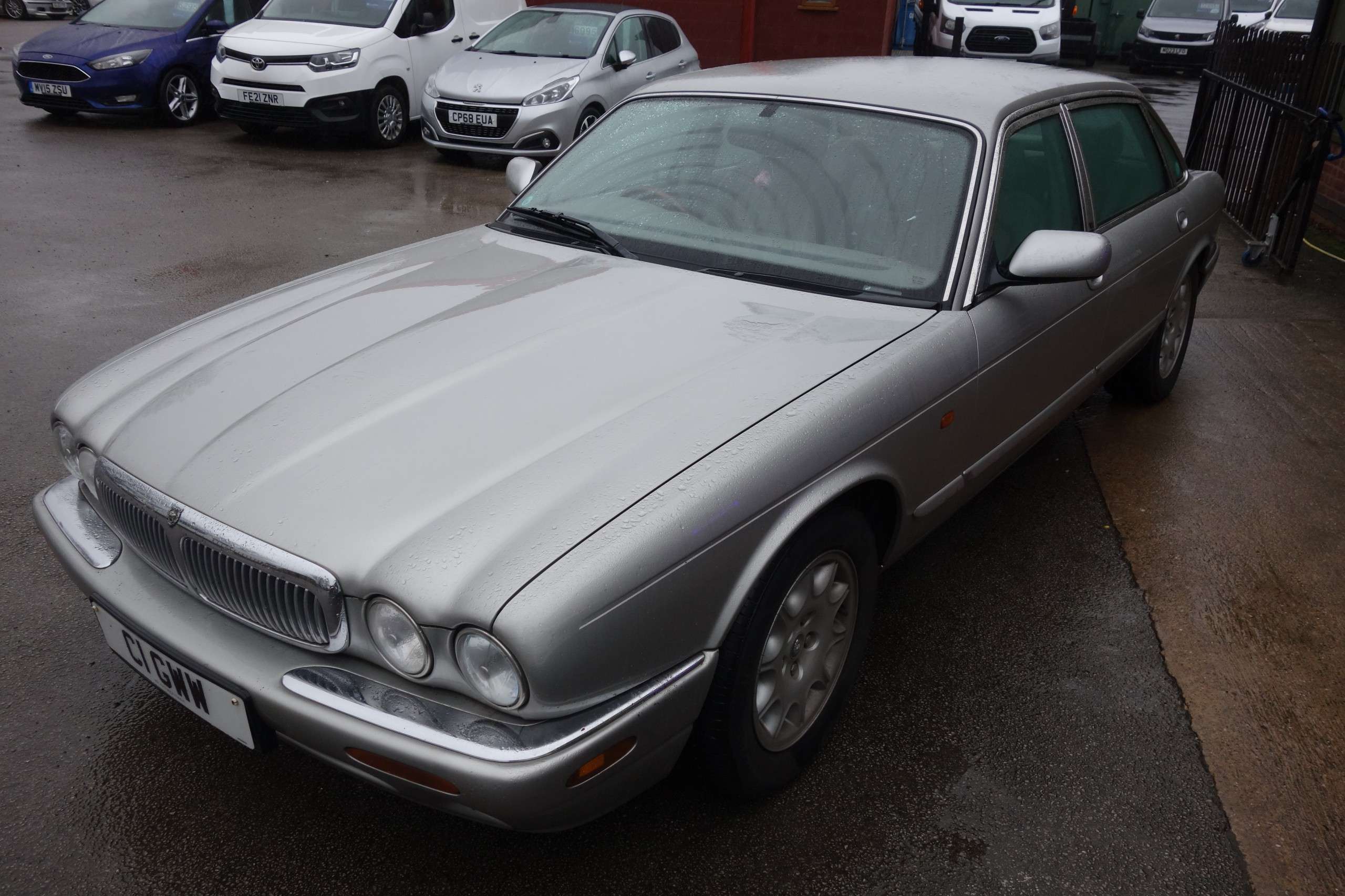 A 1998 JAGUAR XJ SOVEREIGN LWB A 1998 JAGUAR XJ SOVEREIGN LWB