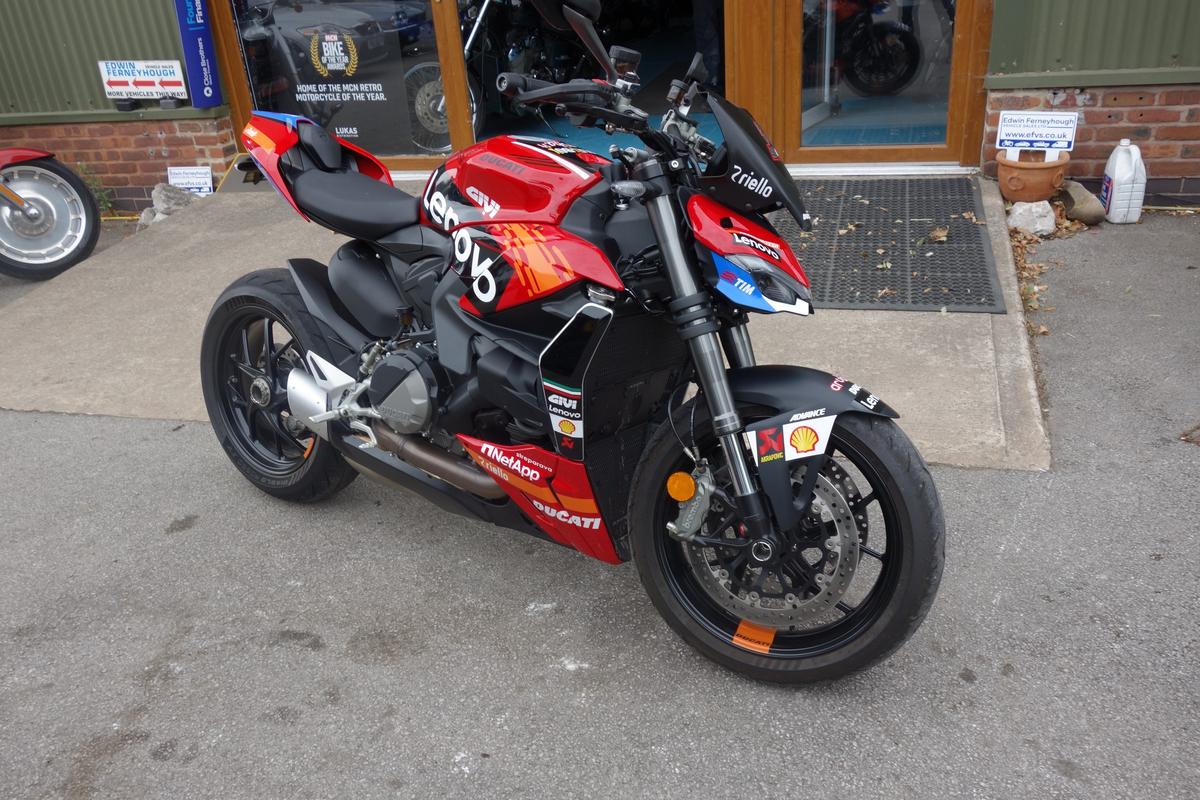 Check out this Ducati Streetfighter Petrol Manual