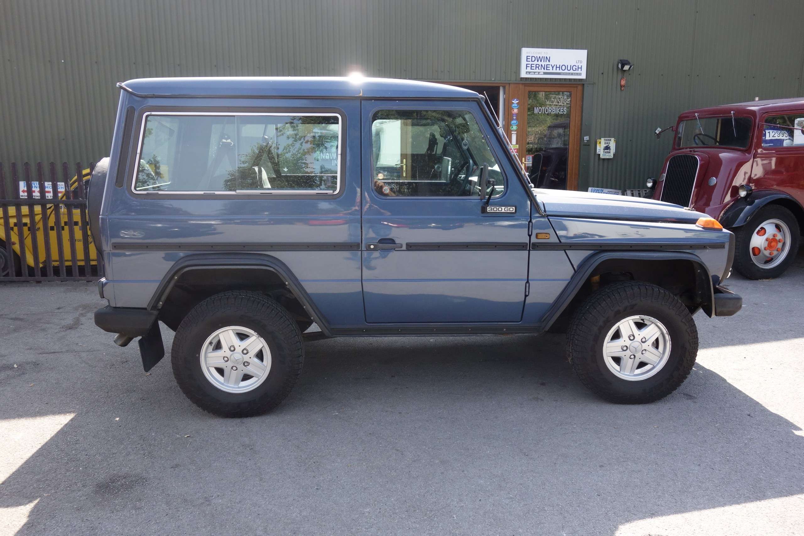 A 1989 MERCEDES-BENZ 300 GD M2 A 1989 MERCEDES-BENZ 300 GD M2