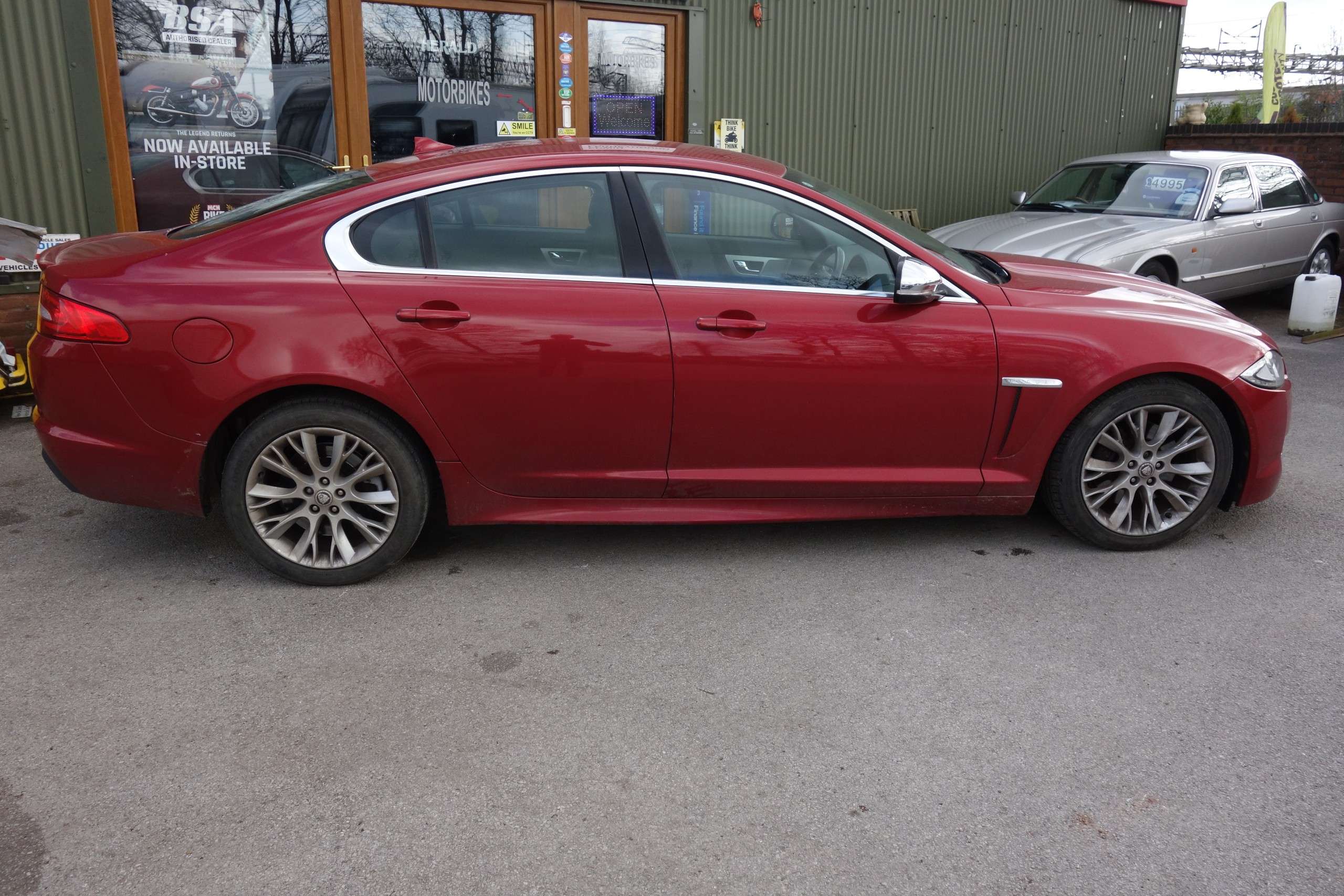 A 2013 JAGUAR XF 2.2d Sport Saloon 4dr Diesel Auto Euro 5 (s/s) (200 ps) A 2013 JAGUAR XF 2.2d Sport Saloon 4dr Diesel Auto Euro 5 (s/s) (200 ps)