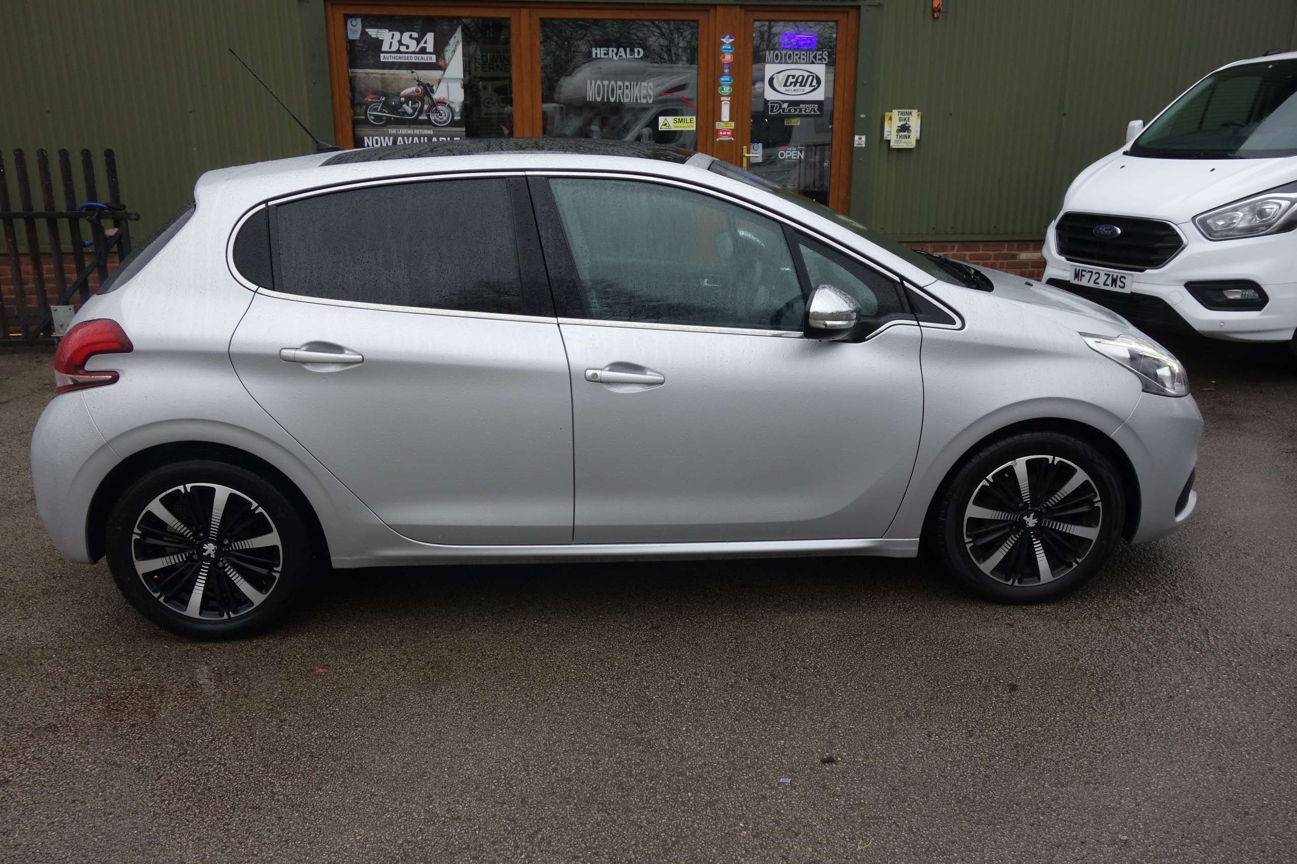 A 2018 PEUGEOT 208 1.2 PureTech Allure Premium Hatchback 5dr Petrol Manual Euro 6 (s/s) (82 ps) A 2018 PEUGEOT 208 1.2 PureTech Allure Premium Hatchback 5dr Petrol Manual Euro 6 (s/s) (82 ps)