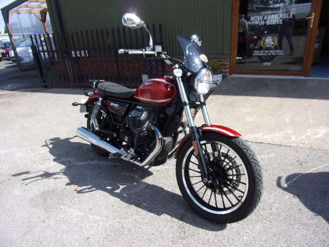 A 2016 MOTO GUZZI V9 V9 ROAMER A 2016 MOTO GUZZI V9 V9 ROAMER