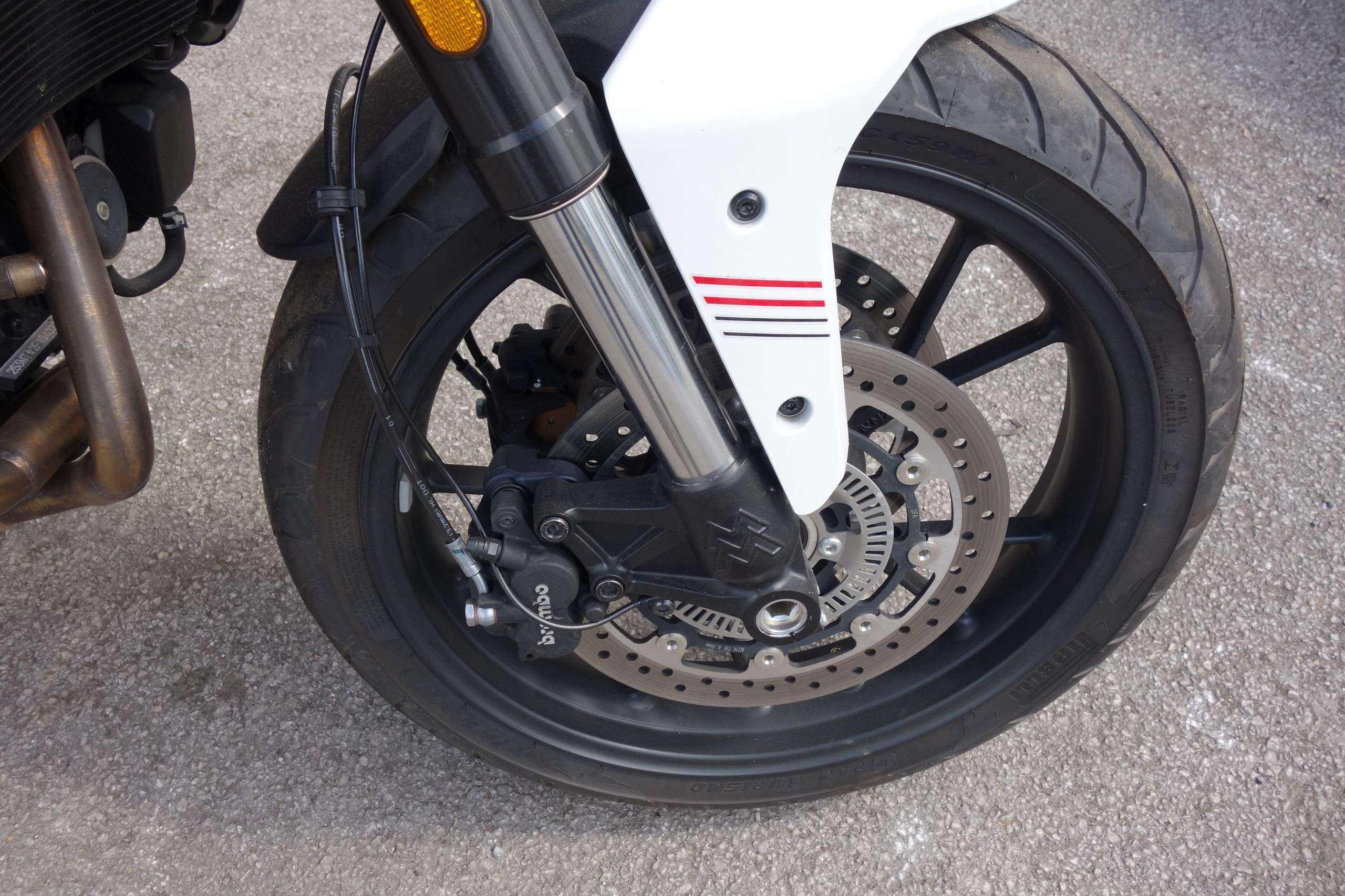 A 2022 MOTO MORINI SEIEMEZZO STR 6 1/2 A 2022 MOTO MORINI SEIEMEZZO STR 6 1/2