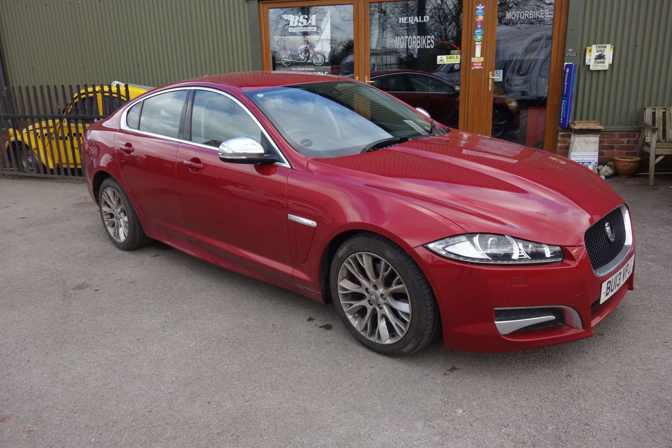 A 2013 JAGUAR XF 2.2d Sport Saloon 4dr Diesel Auto Euro 5 (s/s) (200 ps) A 2013 JAGUAR XF 2.2d Sport Saloon 4dr Diesel Auto Euro 5 (s/s) (200 ps)
