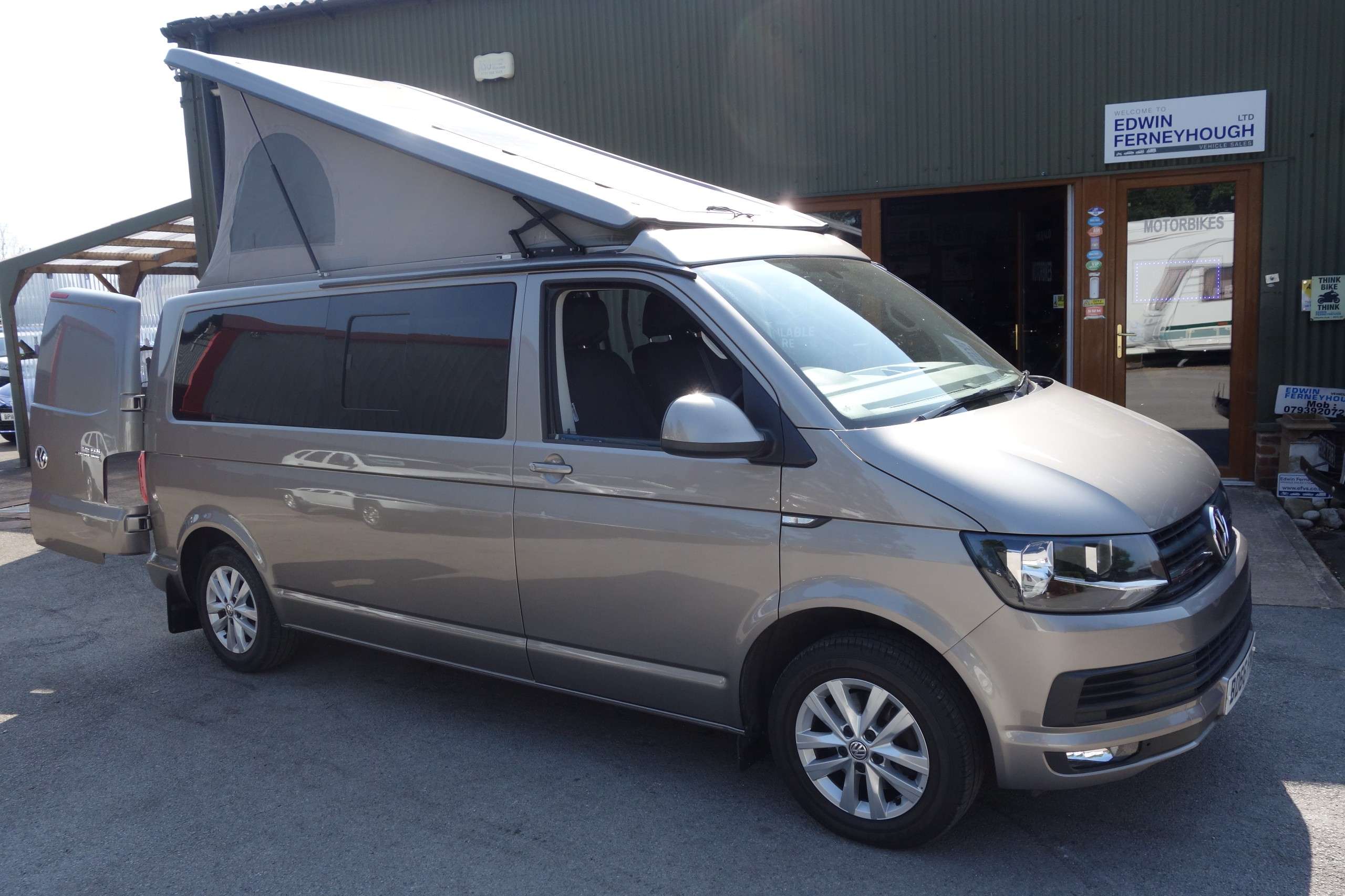 A 2016 VOLKSWAGEN TRANSPORTER 2.0 TDI T30 BlueMotion Tech Highline 5dr Diesel Manual FWD LWB Euro 6 (s/s) (102 ps) A 2016 VOLKSWAGEN TRANSPORTER 2.0 TDI T30 BlueMotion Tech Highline 5dr Diesel Manual FWD LWB Euro 6 (s/s) (102 ps)