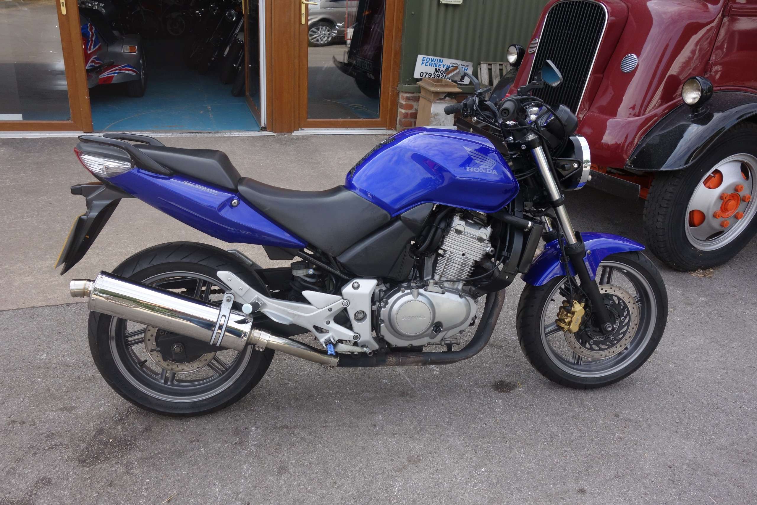 A 2005 HONDA CBF 500 A-4 A 2005 HONDA CBF 500 A-4