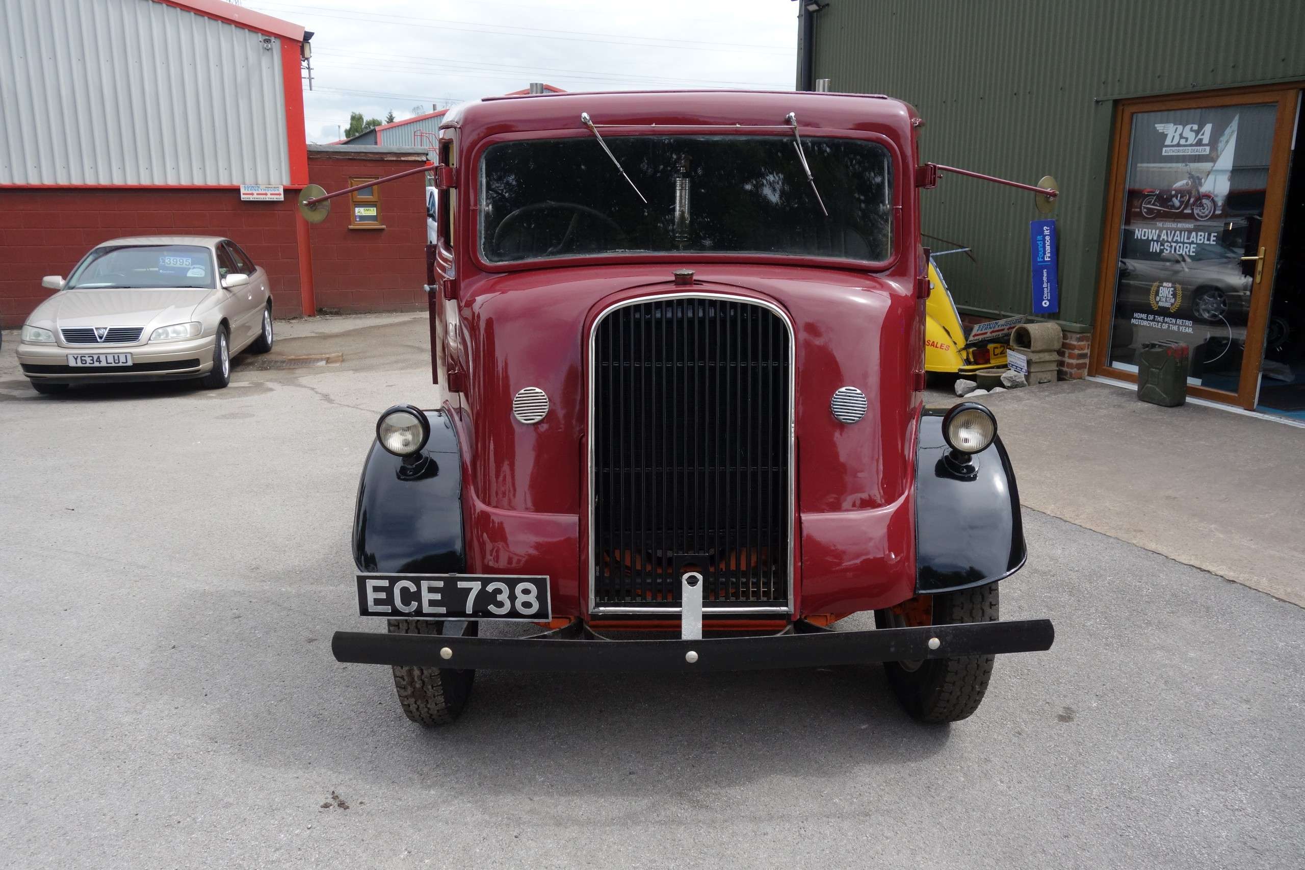 A 1943 FORD THAMES 7V A 1943 FORD THAMES 7V