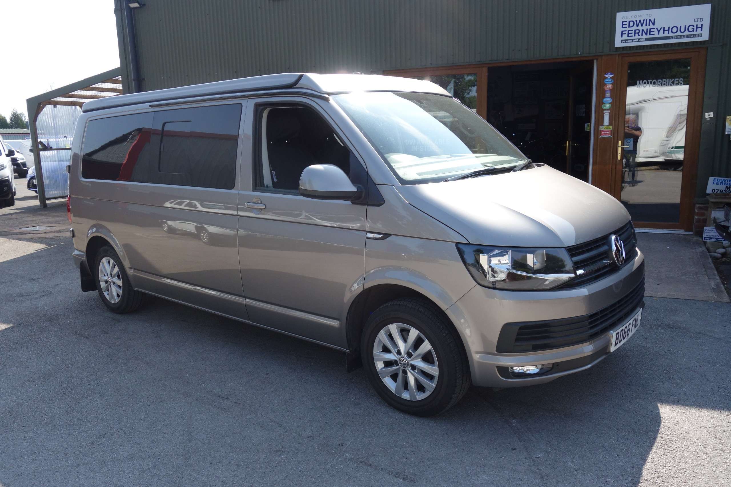 A 2016 VOLKSWAGEN TRANSPORTER 2.0 TDI T30 BlueMotion Tech Highline 5dr Diesel Manual FWD LWB Euro 6 (s/s) (102 ps) A 2016 VOLKSWAGEN TRANSPORTER 2.0 TDI T30 BlueMotion Tech Highline 5dr Diesel Manual FWD LWB Euro 6 (s/s) (102 ps)