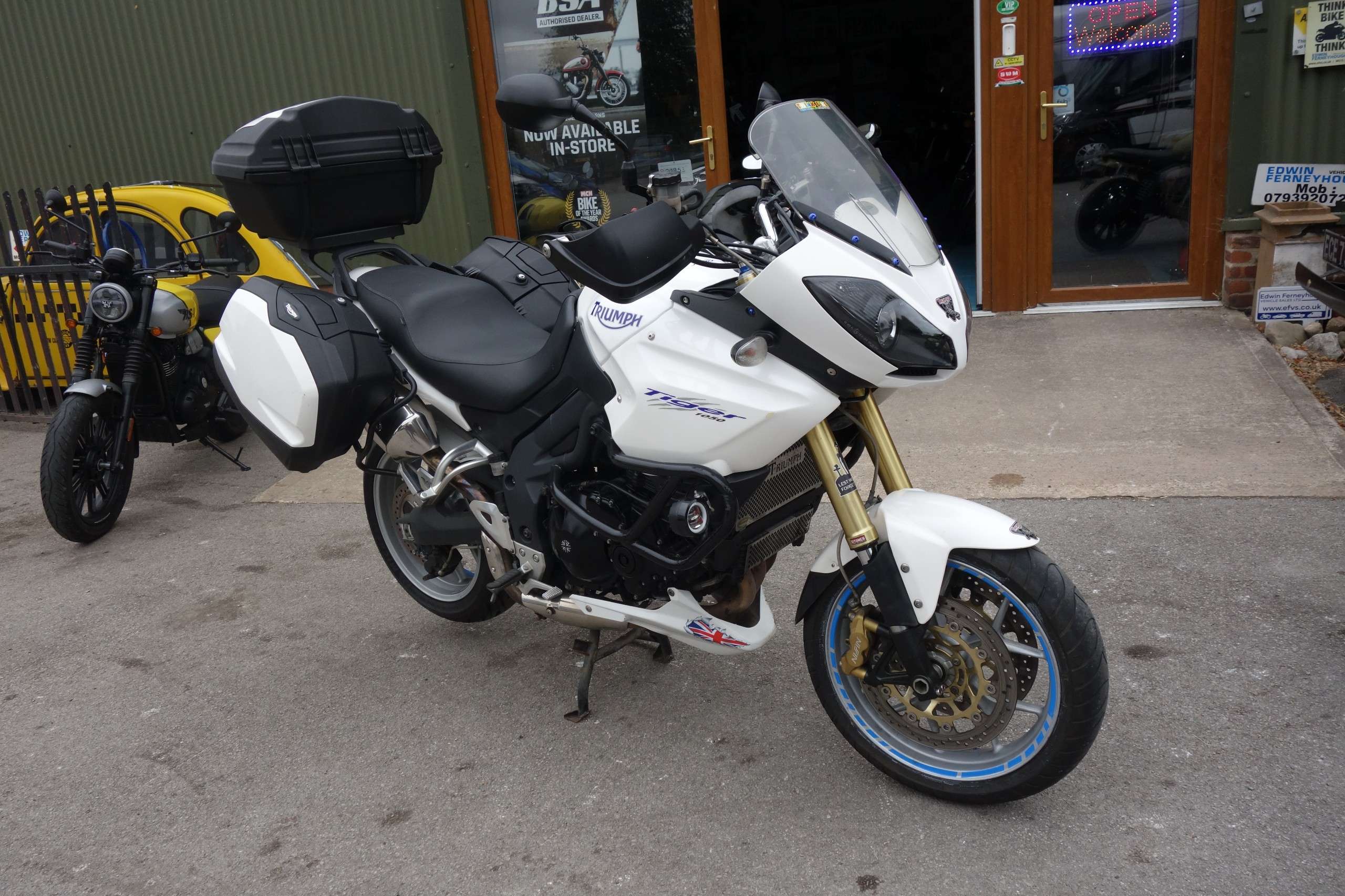 A 2011 TRIUMPH TIGER 1050 Adventure Petrol Manual A 2011 TRIUMPH TIGER 1050 Adventure Petrol Manual