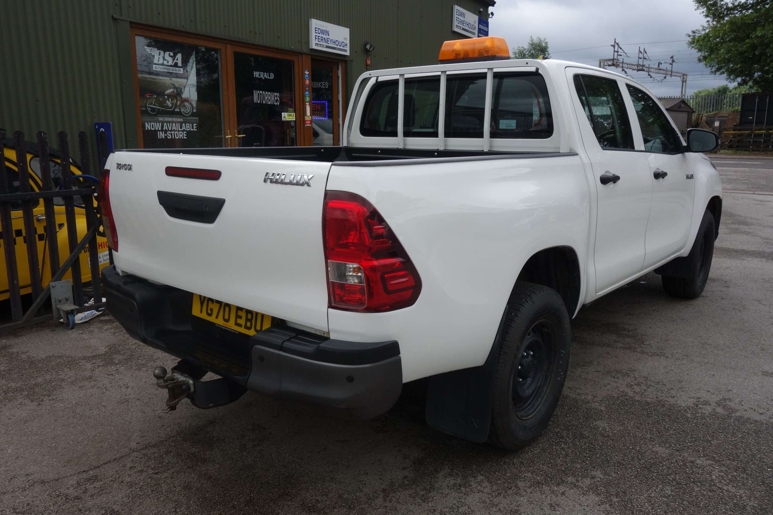 A 2020 TOYOTA HILUX 2.4 D-4D Active Pickup Double Cab 4dr Diesel Manual 4WD Euro 6 (s/s) (150 ps) A 2020 TOYOTA HILUX 2.4 D-4D Active Pickup Double Cab 4dr Diesel Manual 4WD Euro 6 (s/s) (150 ps)
