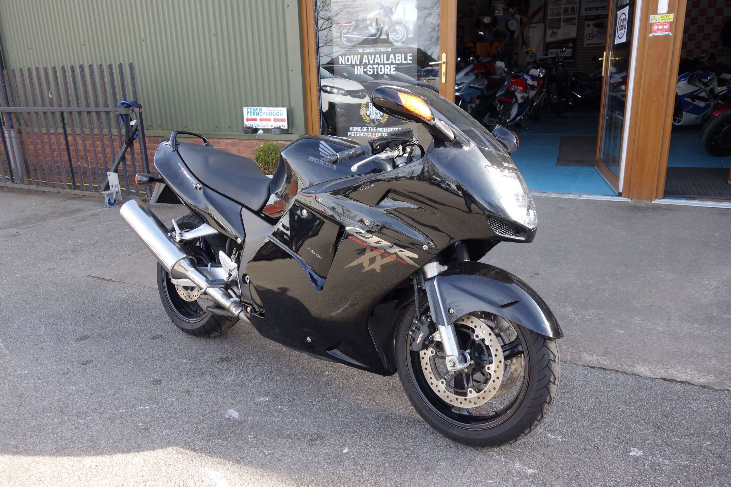 A 1999 HONDA CBR1100 BLACKBIRD Super Blackbird A 1999 HONDA CBR1100 BLACKBIRD Super Blackbird