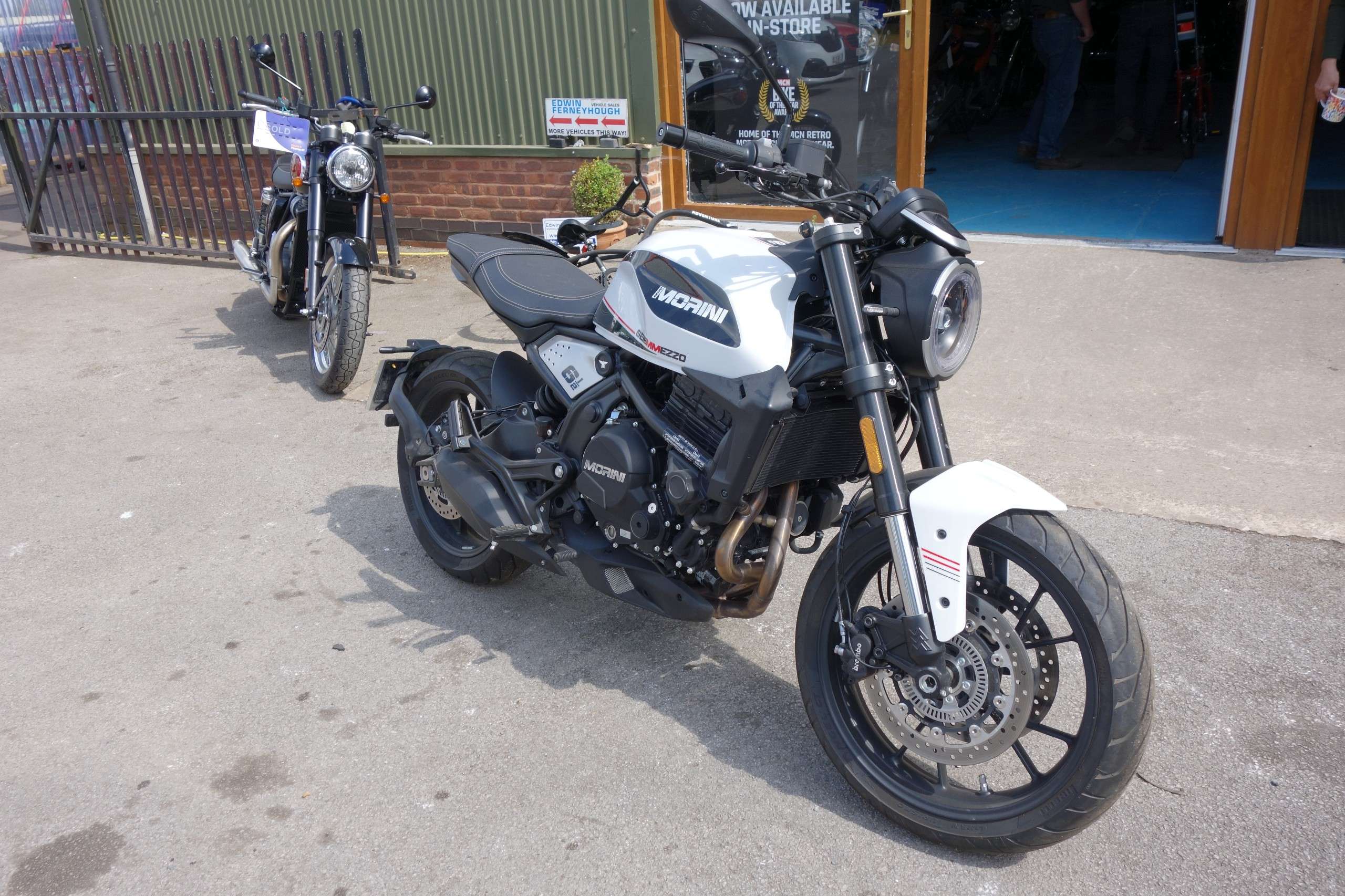 A 2022 MOTO MORINI SEIEMEZZO STR 6 1/2 A 2022 MOTO MORINI SEIEMEZZO STR 6 1/2