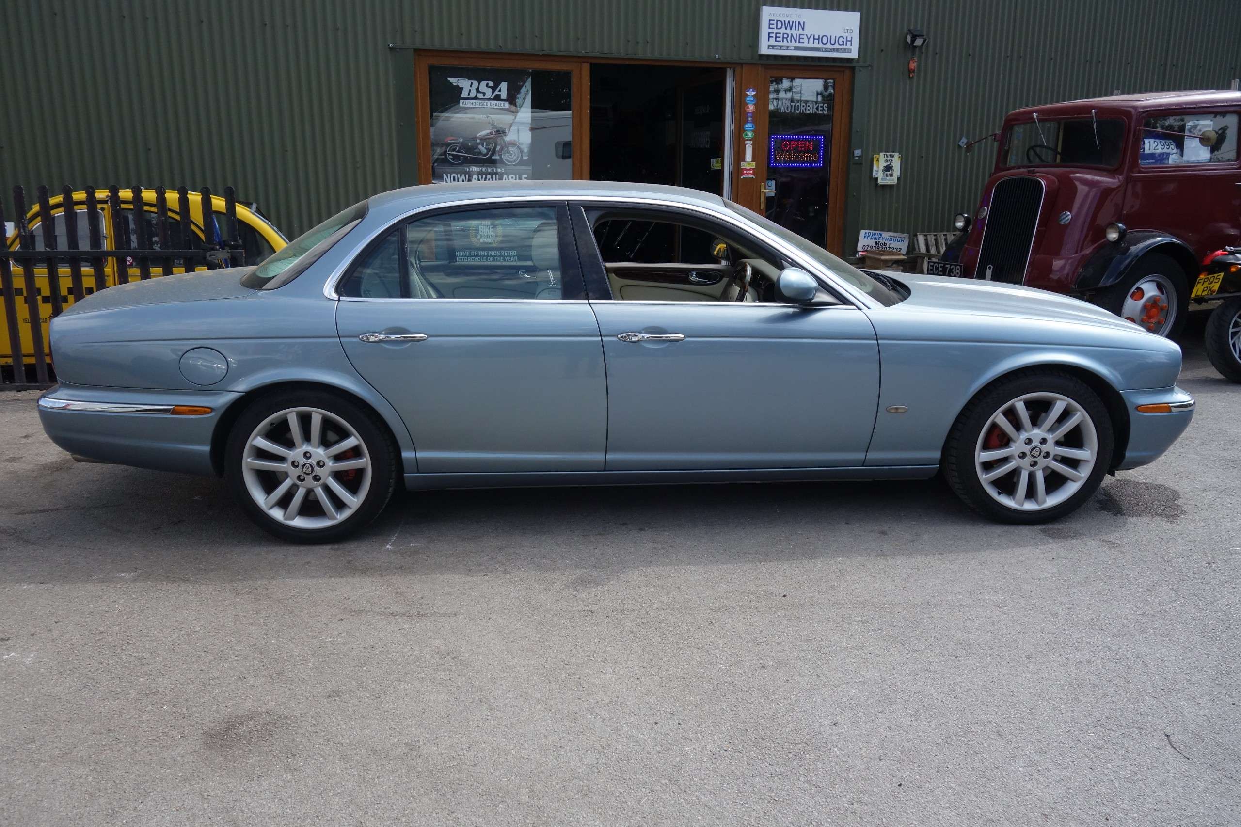 A 2006 JAGUAR XJ 2.7 TDVi Sovereign Saloon 4dr Diesel Automatic (214 g/km, 204 bhp) A 2006 JAGUAR XJ 2.7 TDVi Sovereign Saloon 4dr Diesel Automatic (214 g/km, 204 bhp)