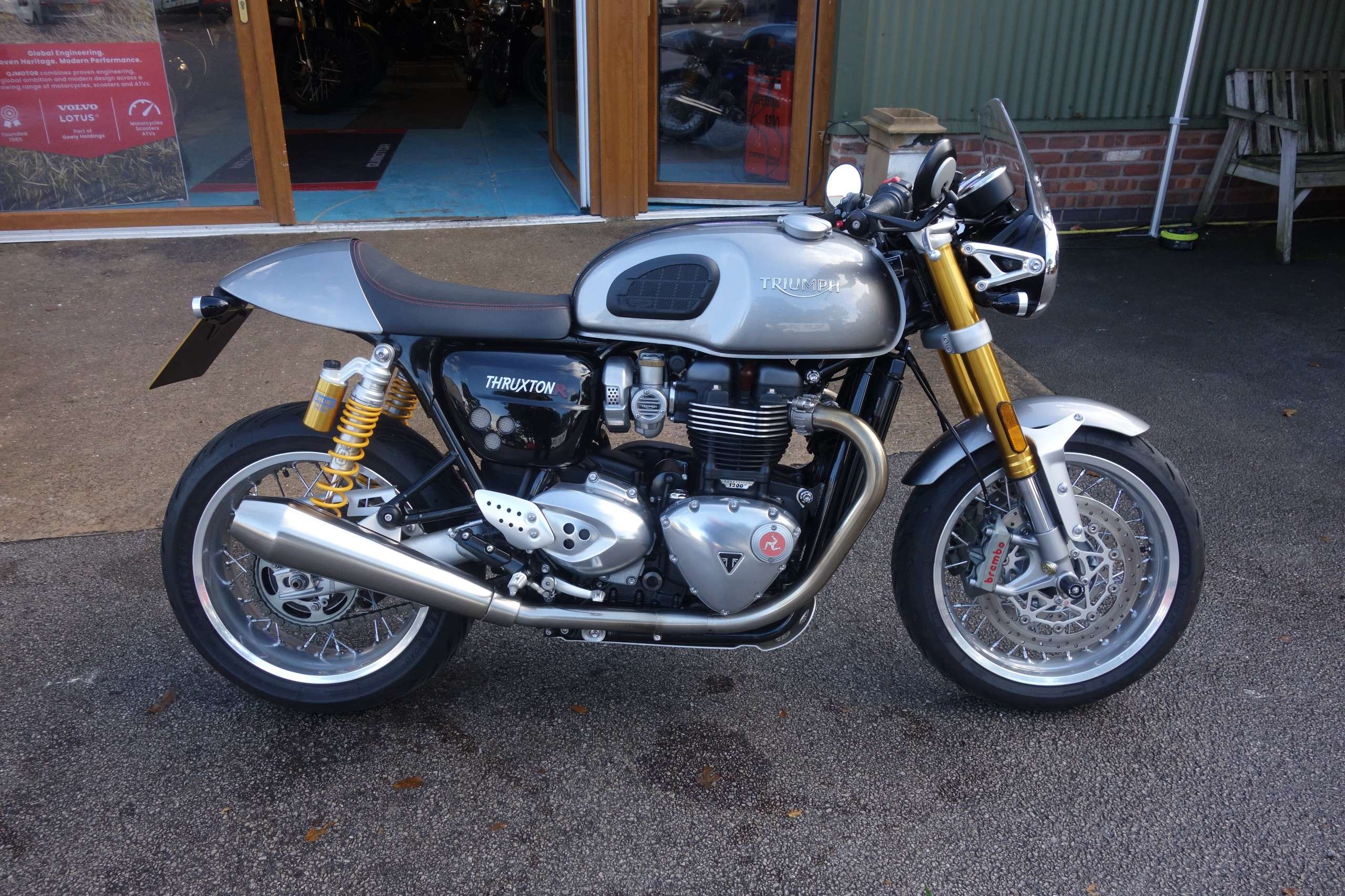 A 2017 TRIUMPH THRUXTON 1200 Roadster/Retro Petrol Manual Euro 4 (98 ps) A 2017 TRIUMPH THRUXTON 1200 Roadster/Retro Petrol Manual Euro 4 (98 ps)