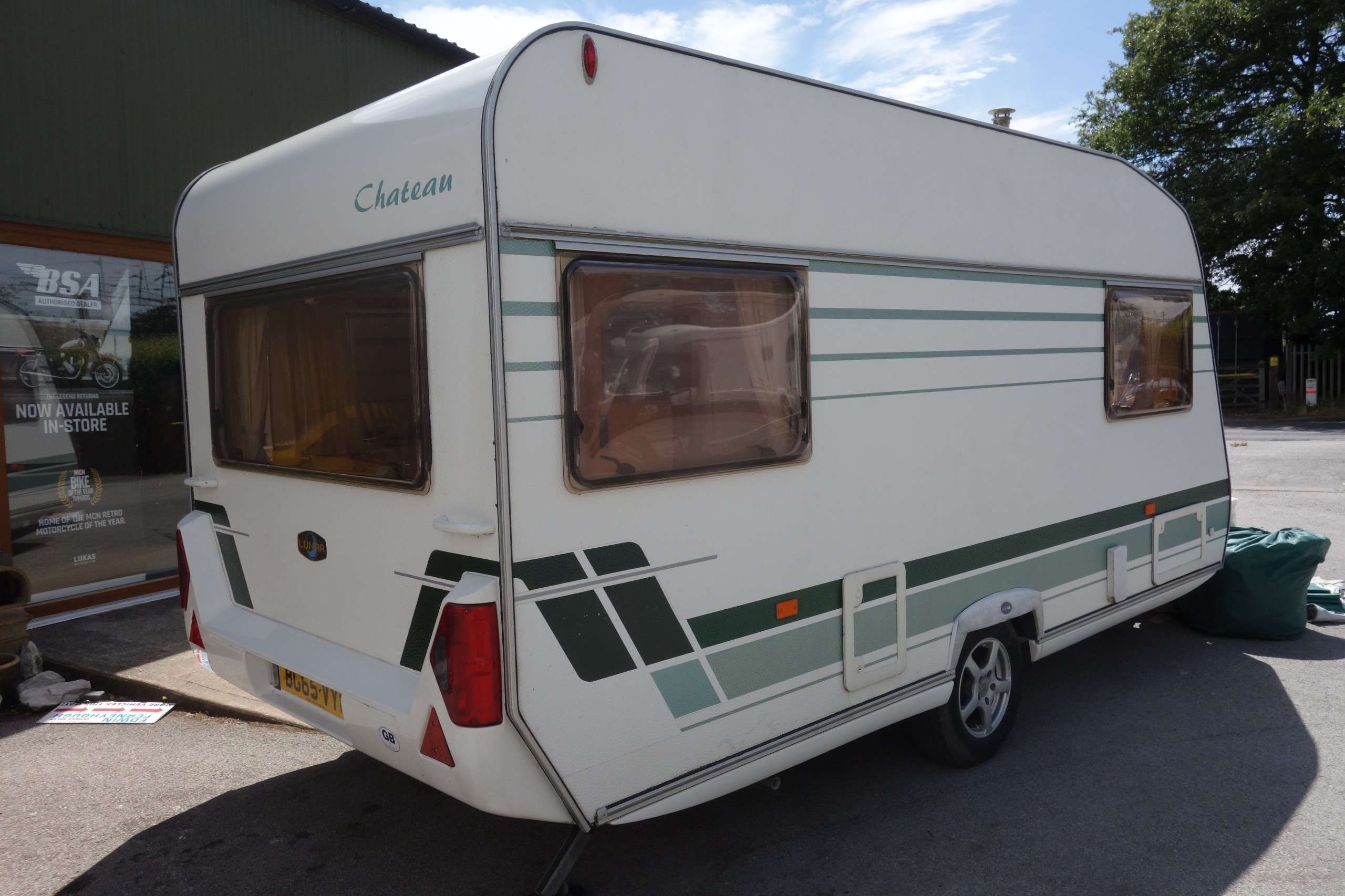 A 2004 LUNAR CHATEAU 450 A 2004 LUNAR CHATEAU 450