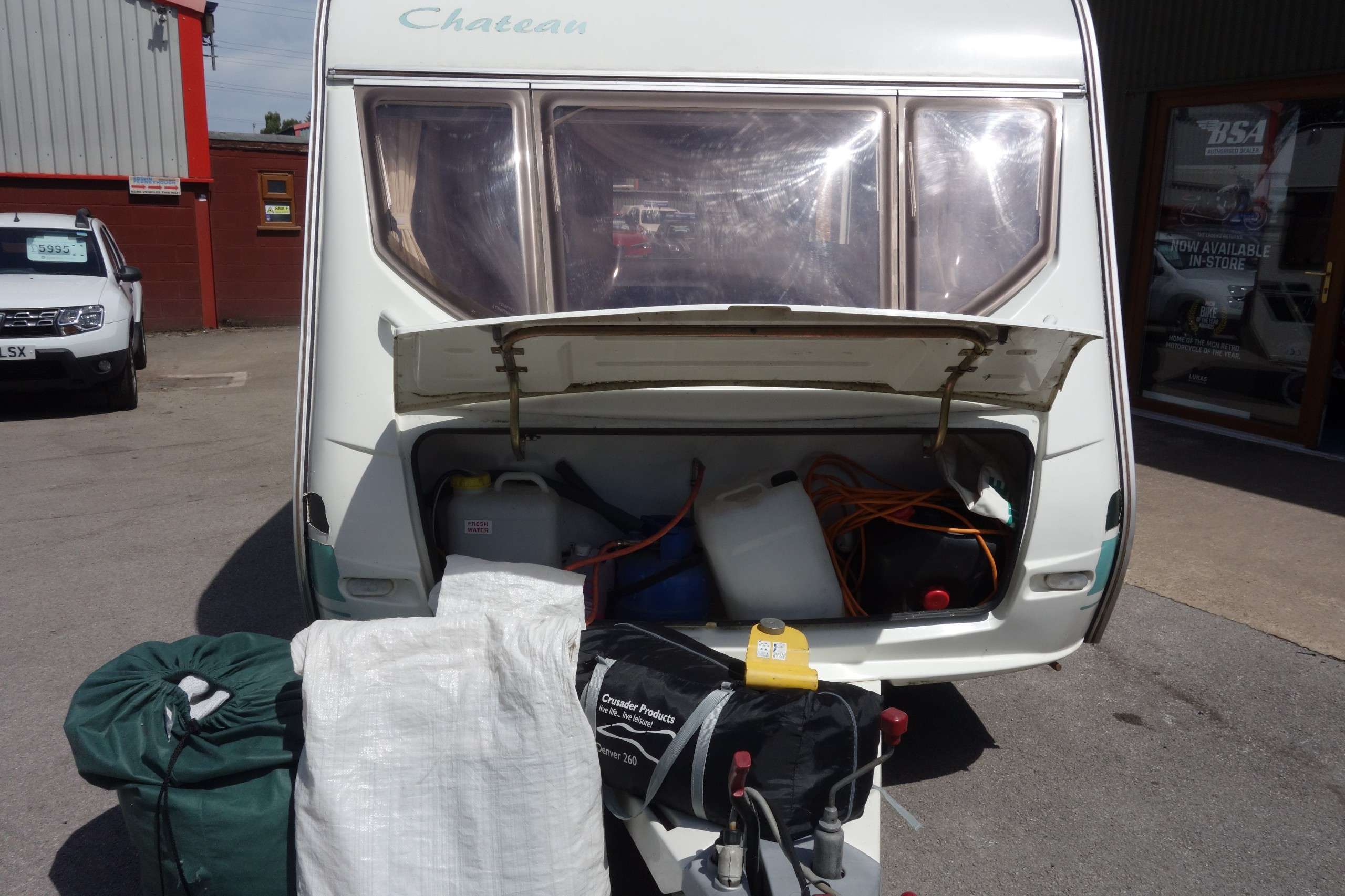 A 2004 LUNAR CHATEAU 450 A 2004 LUNAR CHATEAU 450