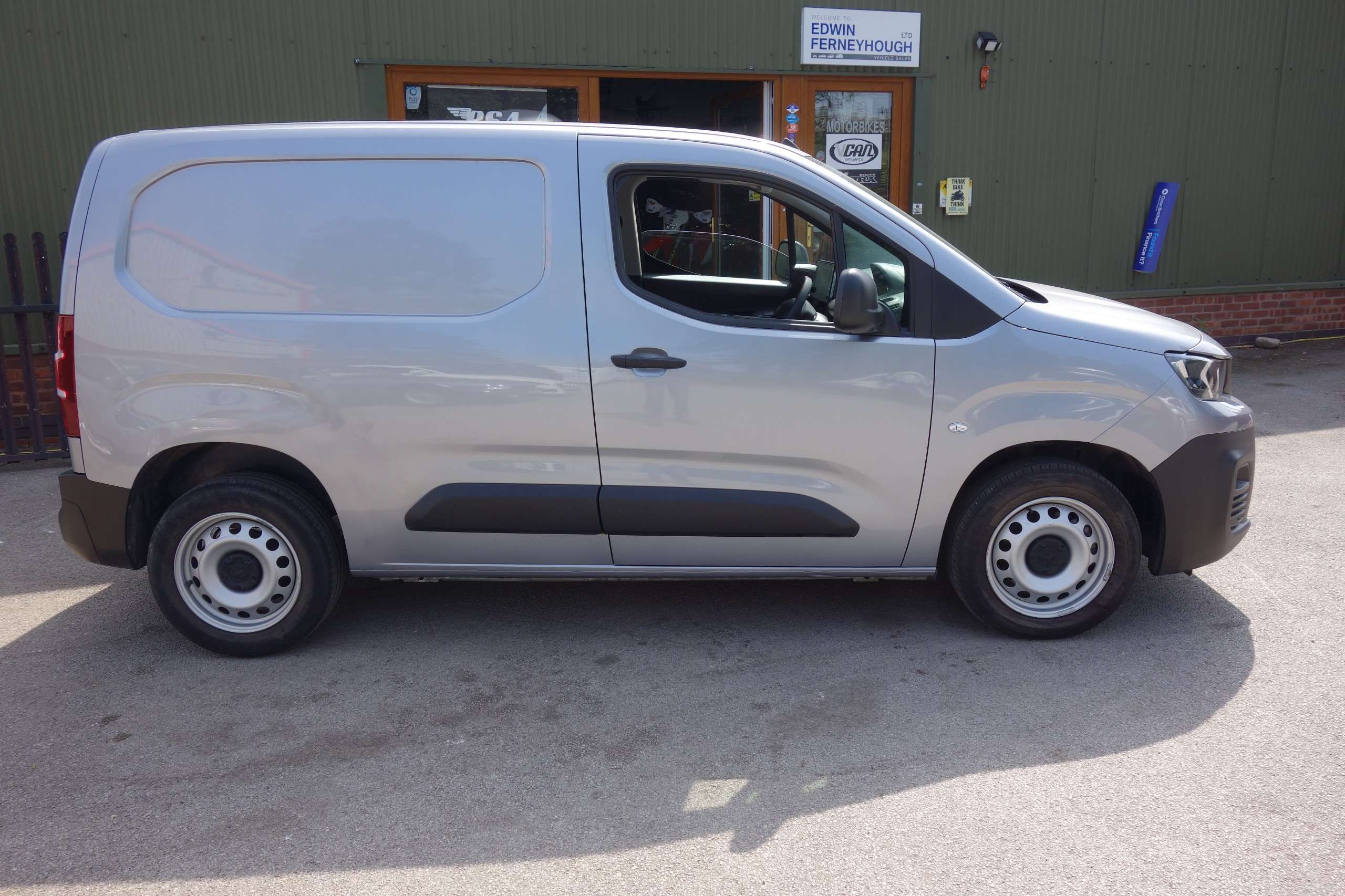 A 2023 PEUGEOT PARTNER 1000 1.5 BlueHDi 100 Professional Premium + Van A 2023 PEUGEOT PARTNER 1000 1.5 BlueHDi 100 Professional Premium + Van