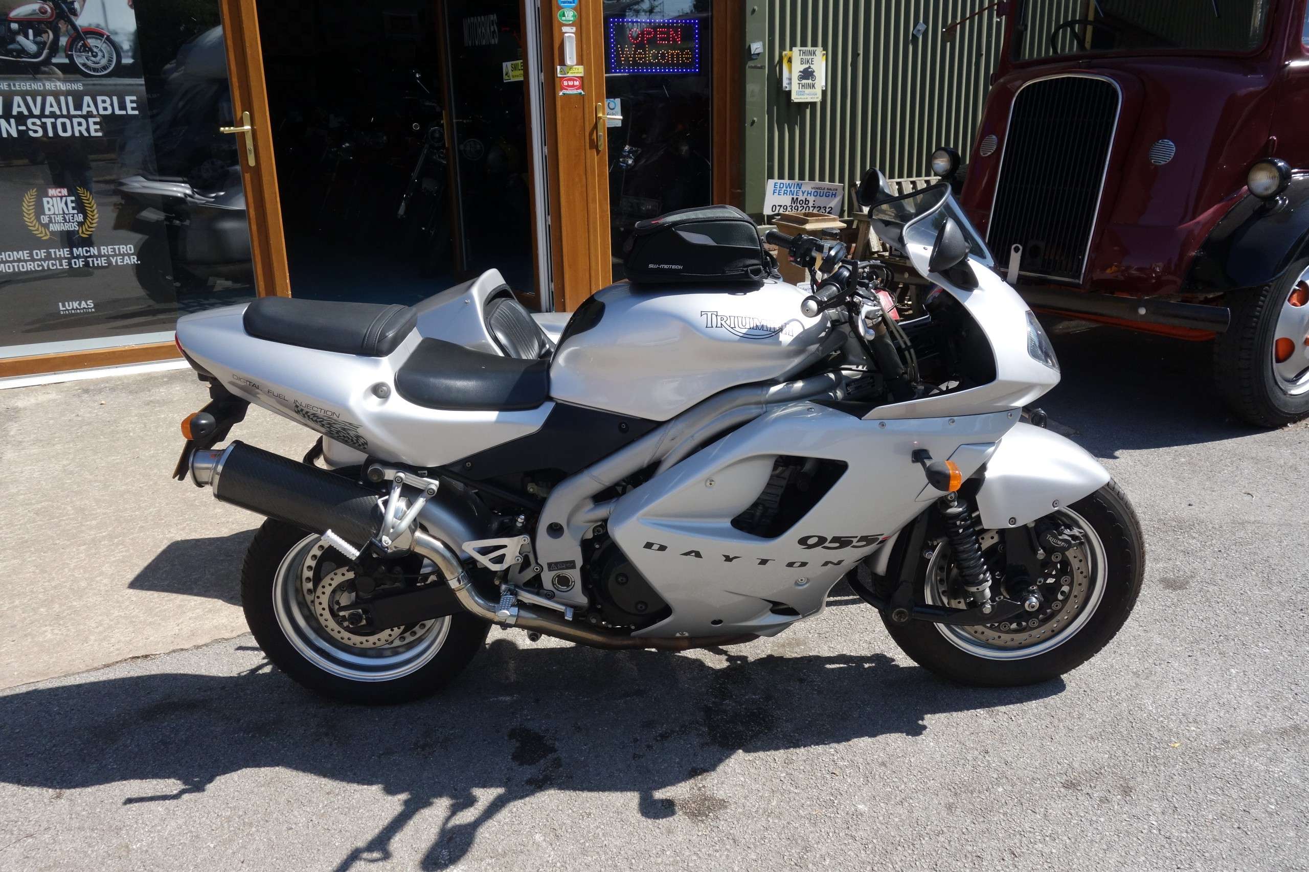 A 2003 TRIUMPH DAYTONA SIDECAR A 2003 TRIUMPH DAYTONA SIDECAR