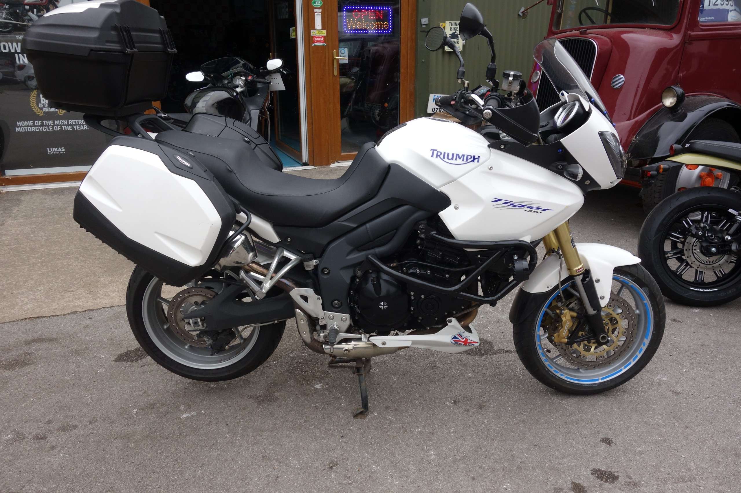 A 2011 TRIUMPH TIGER 1050 Adventure Petrol Manual A 2011 TRIUMPH TIGER 1050 Adventure Petrol Manual