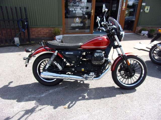 A 2016 MOTO GUZZI V9 V9 ROAMER A 2016 MOTO GUZZI V9 V9 ROAMER