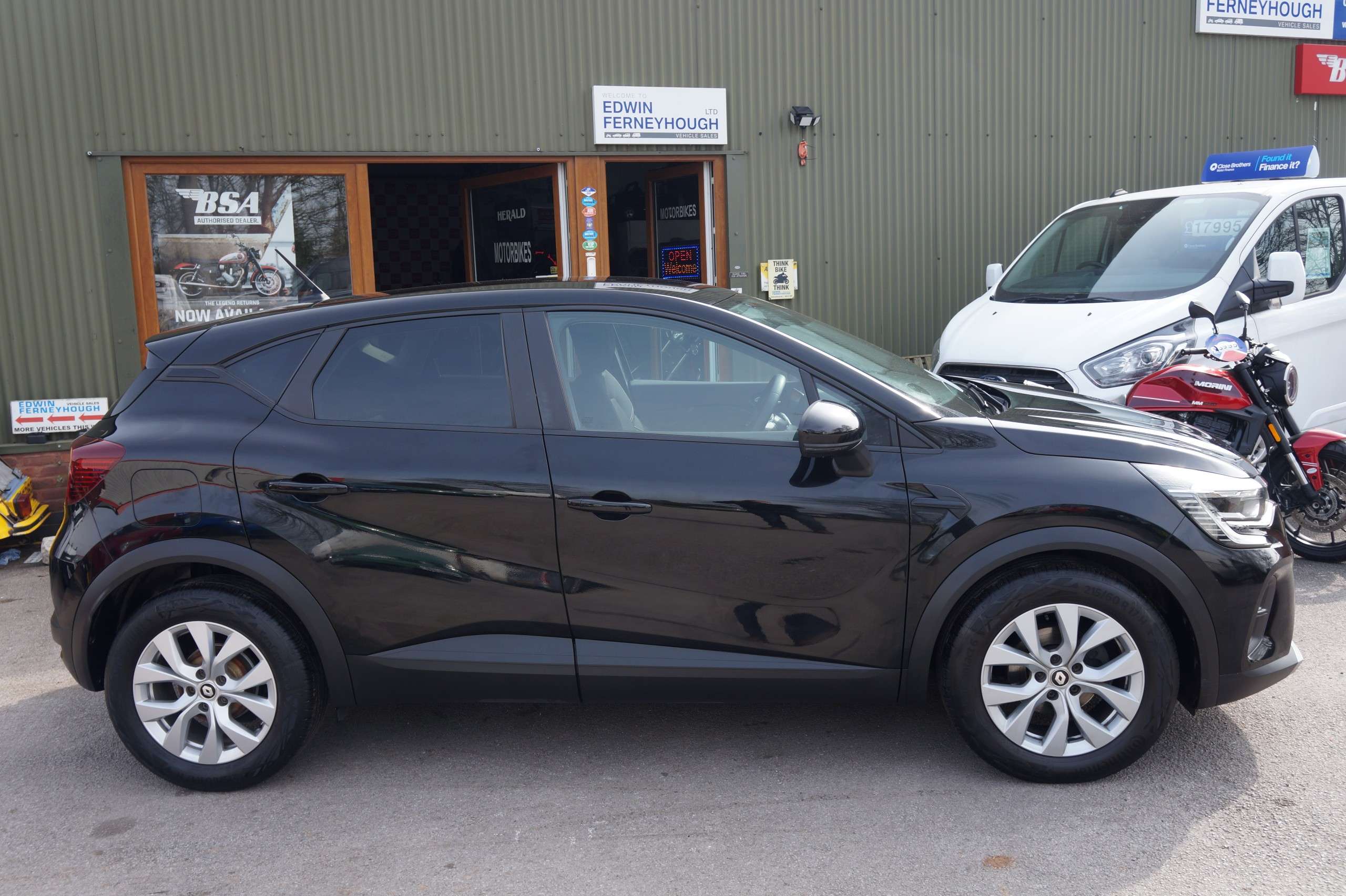 A 2022 RENAULT CAPTUR 1.0 TCe Iconic SUV 5dr Petrol Manual Euro 6 (s/s) (90 ps) A 2022 RENAULT CAPTUR 1.0 TCe Iconic SUV 5dr Petrol Manual Euro 6 (s/s) (90 ps)