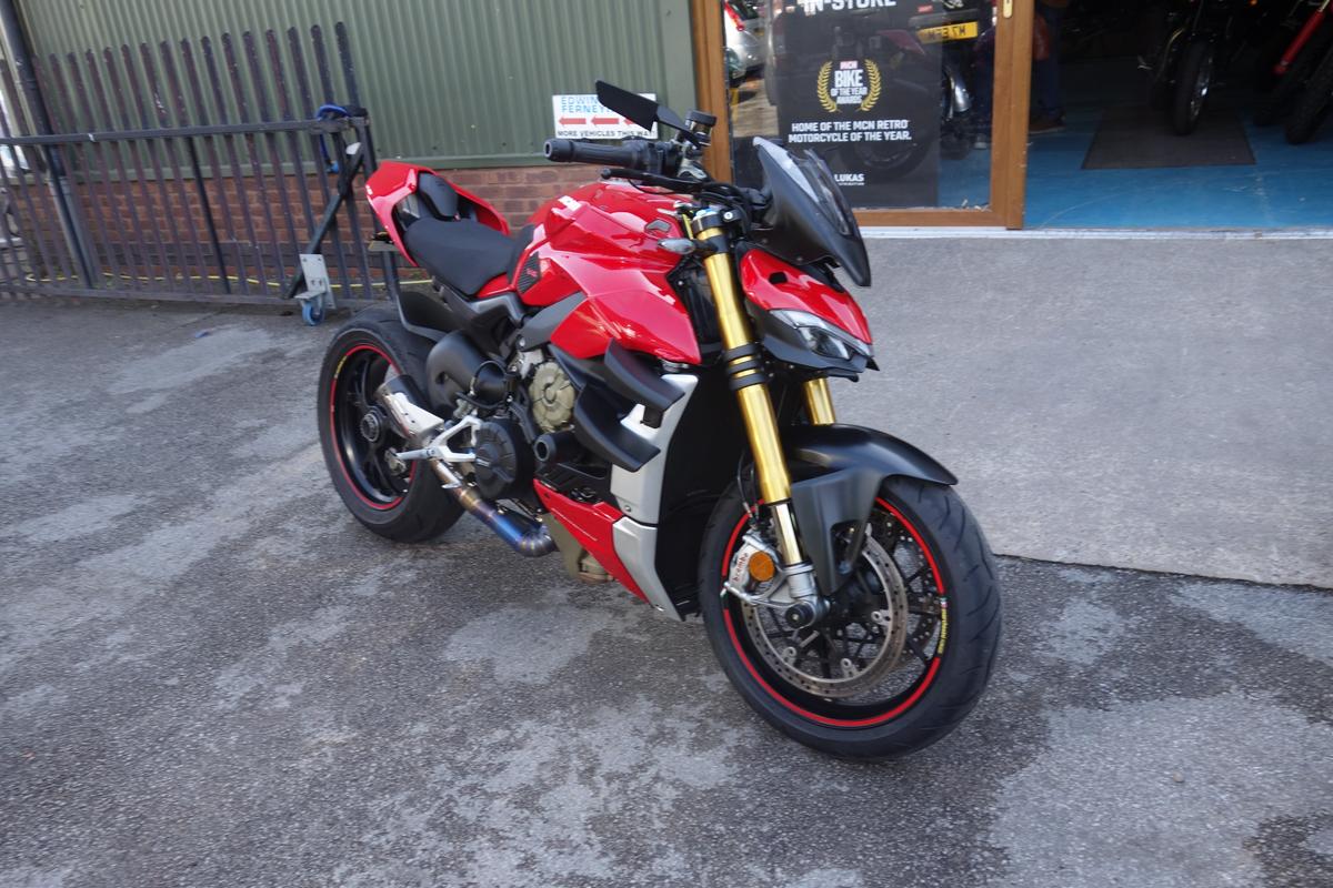 Check out this Ducati Streetfighter V4s 2022 Petrol Manual