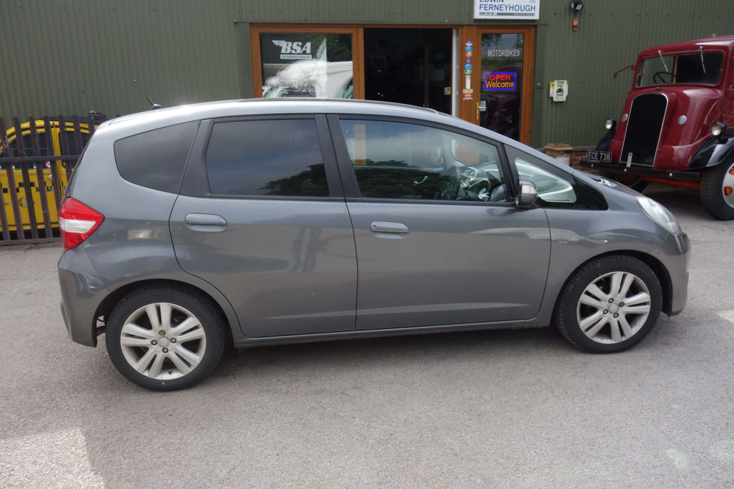 A 2015 HONDA JAZZ 1.4 i-VTEC EX Hatchback 5dr Petrol Manual Euro 5 (99 ps) A 2015 HONDA JAZZ 1.4 i-VTEC EX Hatchback 5dr Petrol Manual Euro 5 (99 ps)