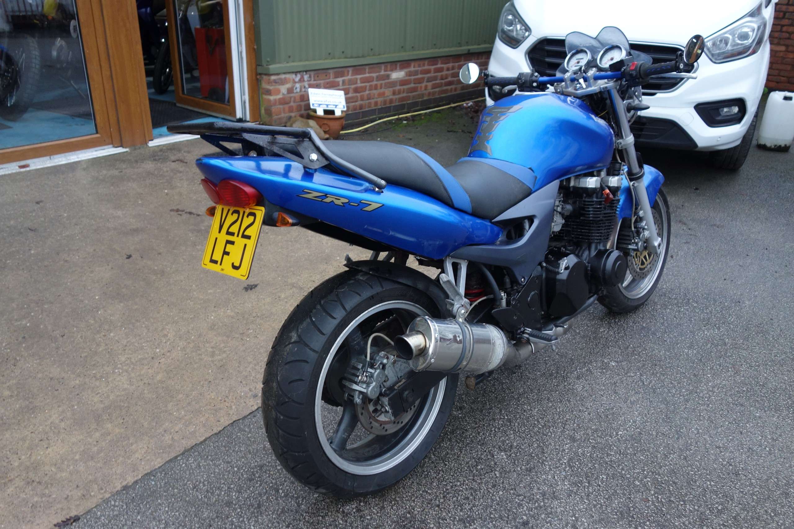 A 1999 KAWASAKI ZR 750-F1 A 1999 KAWASAKI ZR 750-F1