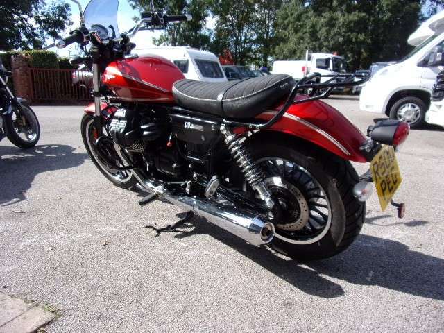 A 2016 MOTO GUZZI V9 V9 ROAMER A 2016 MOTO GUZZI V9 V9 ROAMER