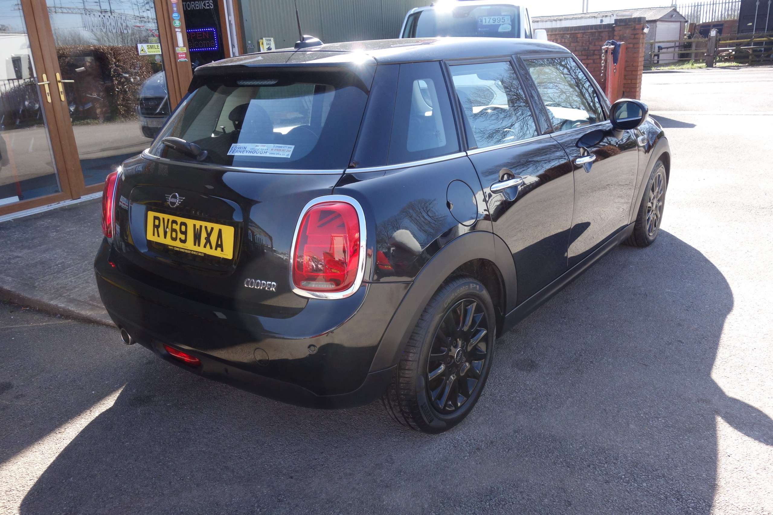 A 2019 MINI HATCH 1.5 Cooper Classic Hatchback 5dr Petrol Steptronic Euro 6 (s/s) (136 ps) A 2019 MINI HATCH 1.5 Cooper Classic Hatchback 5dr Petrol Steptronic Euro 6 (s/s) (136 ps)