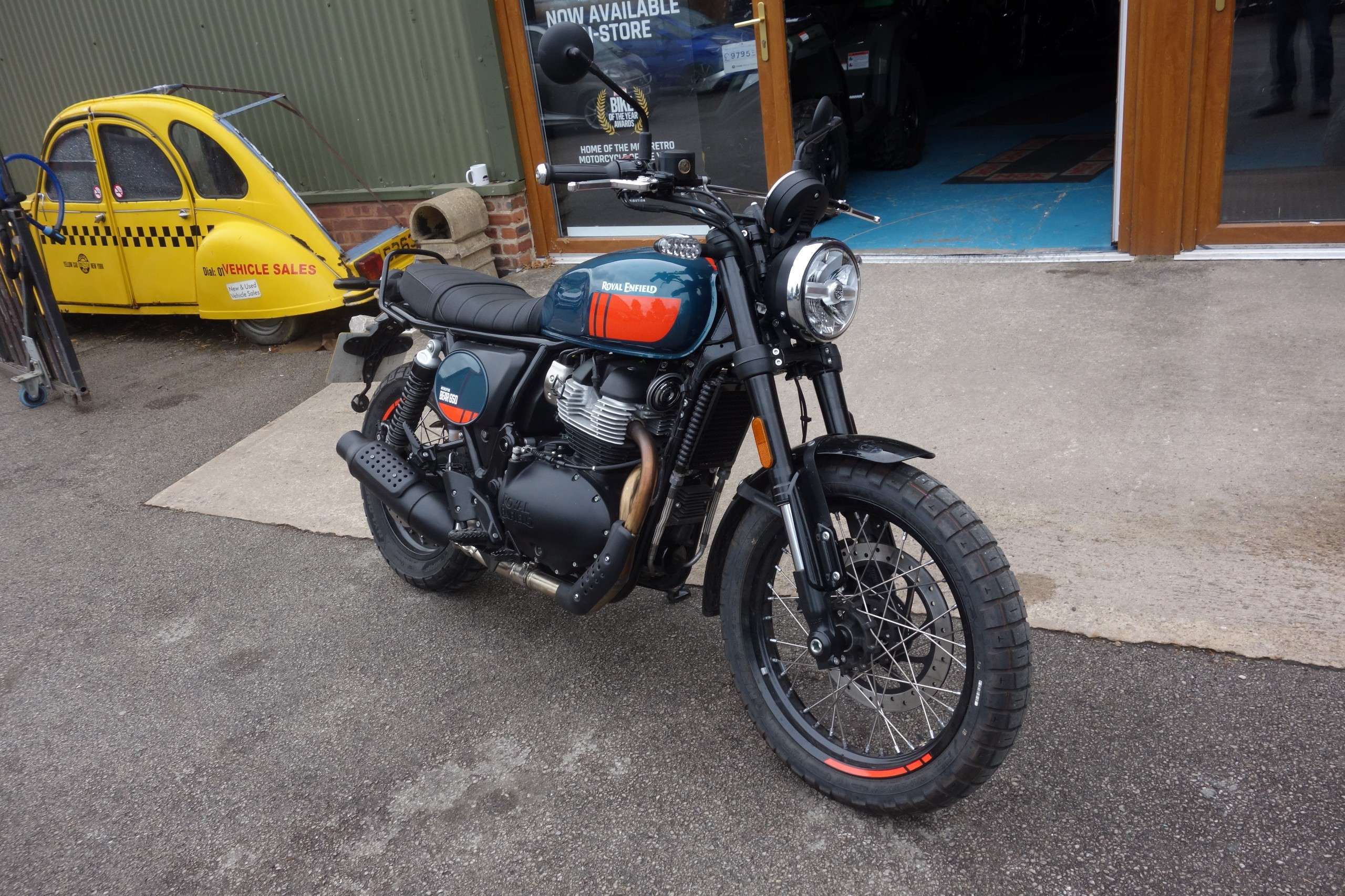 A 2025 ROYAL ENFIELD INTERCEPTOR 650 BEAR 650 Roadster/Retro Petrol Constant mesh Euro 5 (47 ps) A 2025 ROYAL ENFIELD INTERCEPTOR 650 BEAR 650 Roadster/Retro Petrol Constant mesh Euro 5 (47 ps)