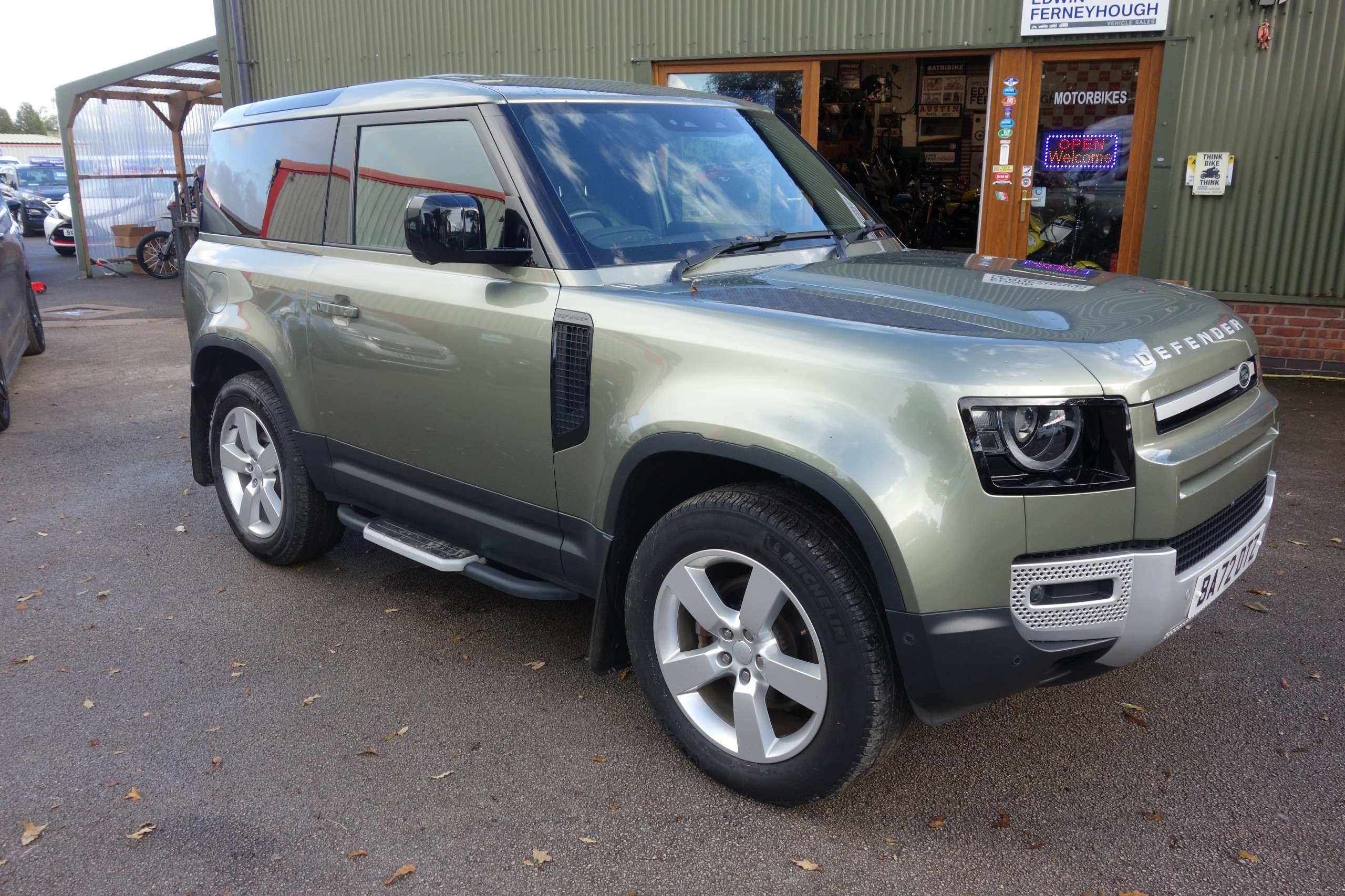 A 2022 LAND ROVER DEFENDER 90 3.0 D250 MHEV SE Hard Top SUV 3dr Diesel Auto 4WD SWB Euro 6 (s/s) (250 ps) A 2022 LAND ROVER DEFENDER 90 3.0 D250 MHEV SE Hard Top SUV 3dr Diesel Auto 4WD SWB Euro 6 (s/s) (250 ps)