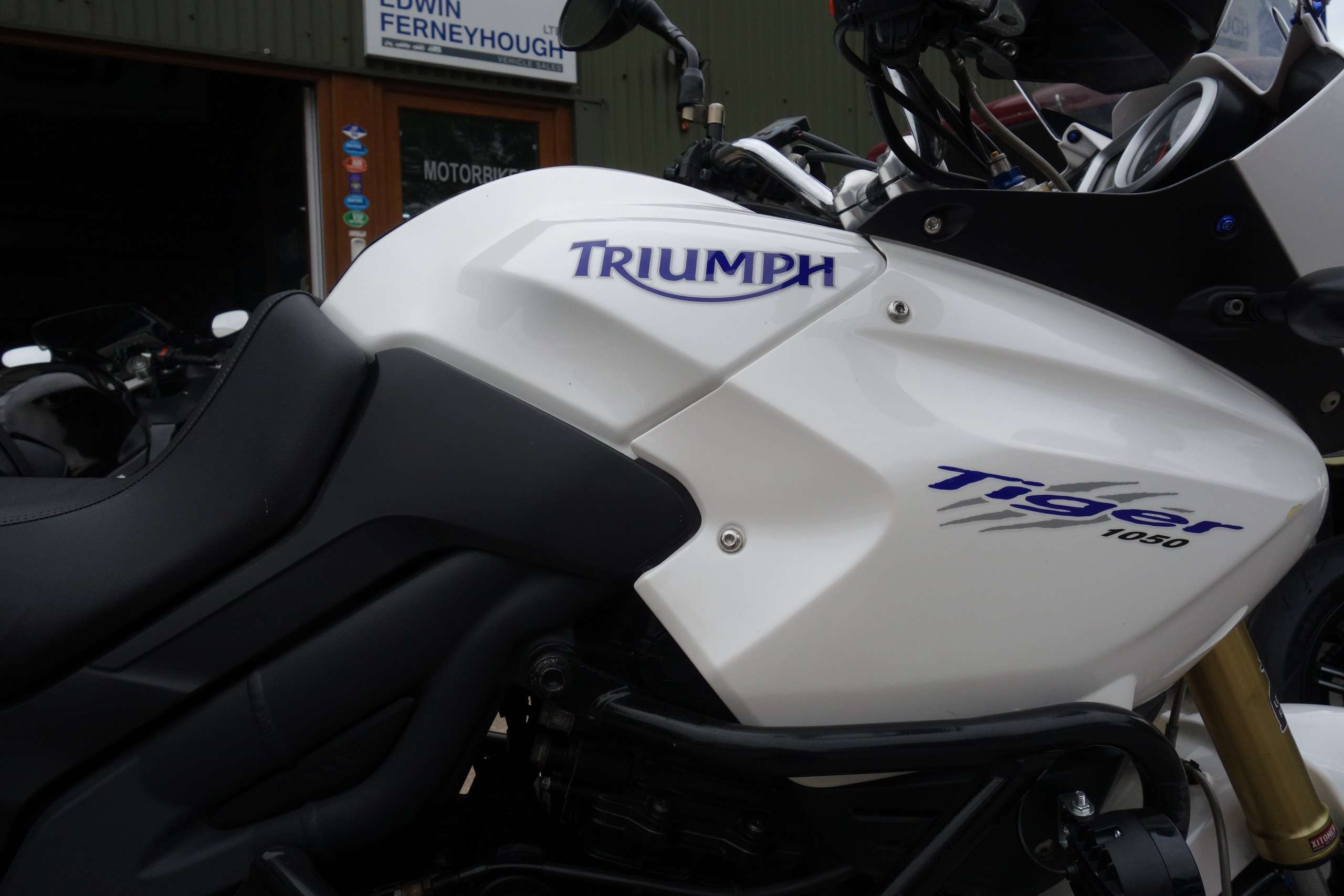 2011 TRIUMPH TIGER 2011 TRIUMPH TIGER