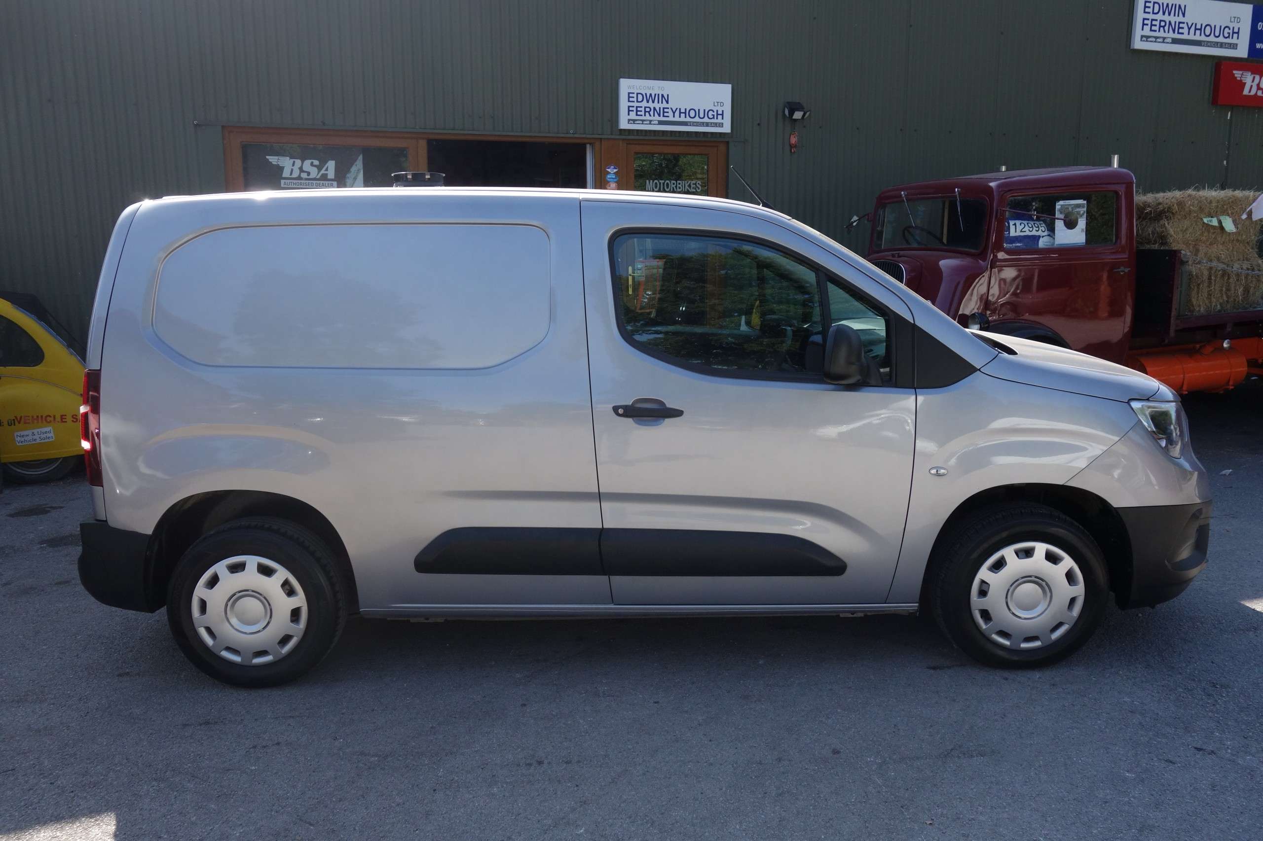 A 2019 VAUXHALL COMBO 1.6 Turbo D 2000 Edition Panel Van 4dr Diesel Manual L1 H1 Euro 6 (s/s) (100 ps) A 2019 VAUXHALL COMBO 1.6 Turbo D 2000 Edition Panel Van 4dr Diesel Manual L1 H1 Euro 6 (s/s) (100 ps)