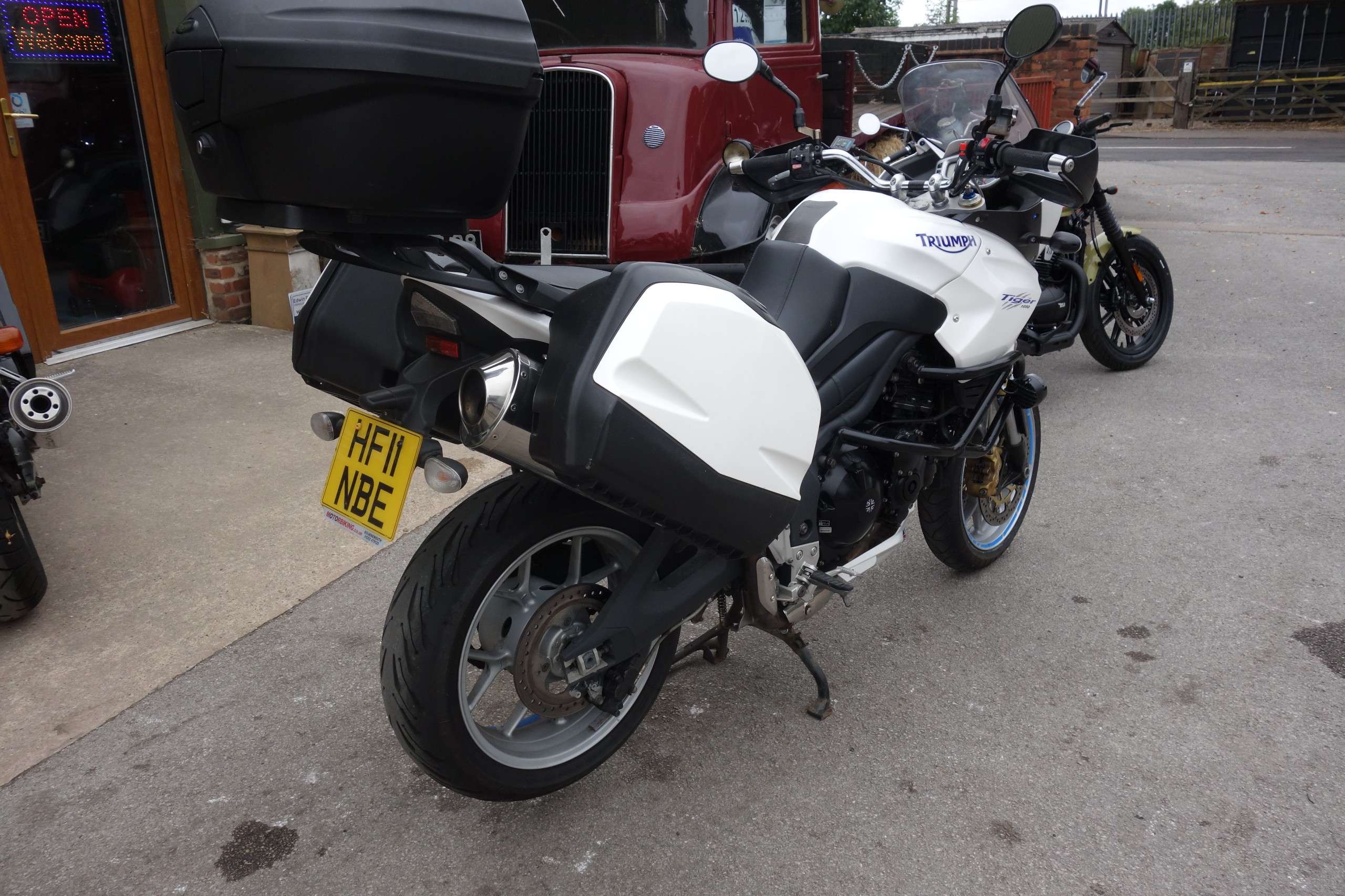 A 2011 TRIUMPH TIGER 1050 Adventure Petrol Manual A 2011 TRIUMPH TIGER 1050 Adventure Petrol Manual