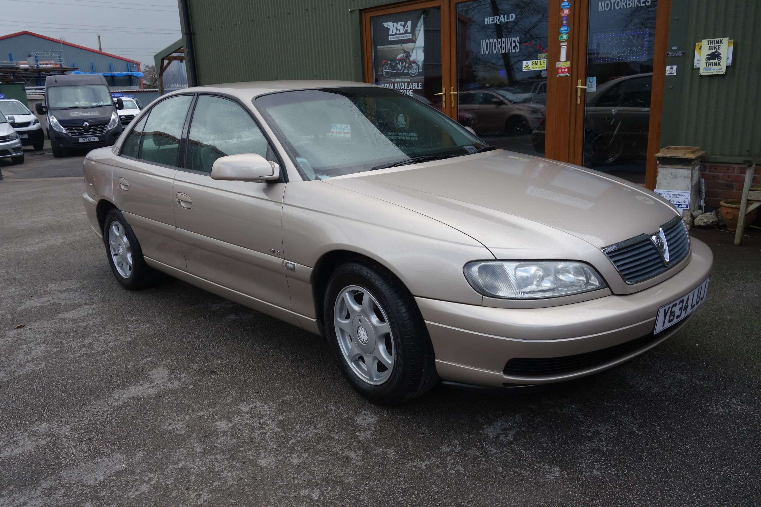 A 2001 VAUXHALL OMEGA 2.2i 16v GLS Saloon 4dr Petrol Automatic (243 g/km, 142 bhp) A 2001 VAUXHALL OMEGA 2.2i 16v GLS Saloon 4dr Petrol Automatic (243 g/km, 142 bhp)