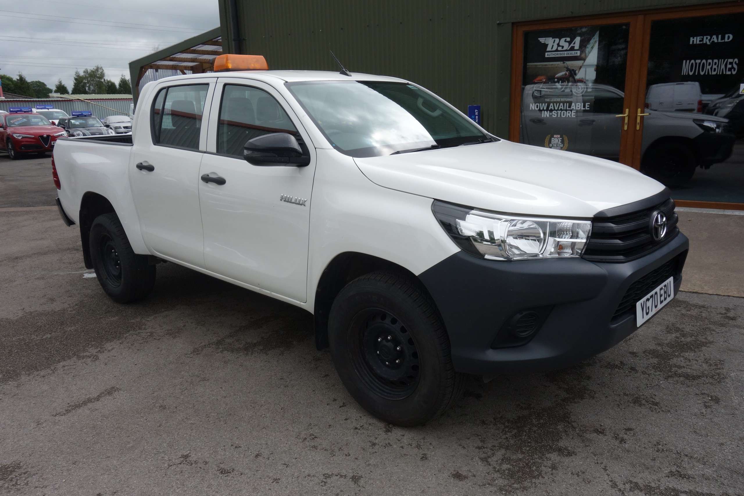 A 2020 TOYOTA HILUX 2.4 D-4D Active Pickup Double Cab 4dr Diesel Manual 4WD Euro 6 (s/s) (150 ps) A 2020 TOYOTA HILUX 2.4 D-4D Active Pickup Double Cab 4dr Diesel Manual 4WD Euro 6 (s/s) (150 ps)
