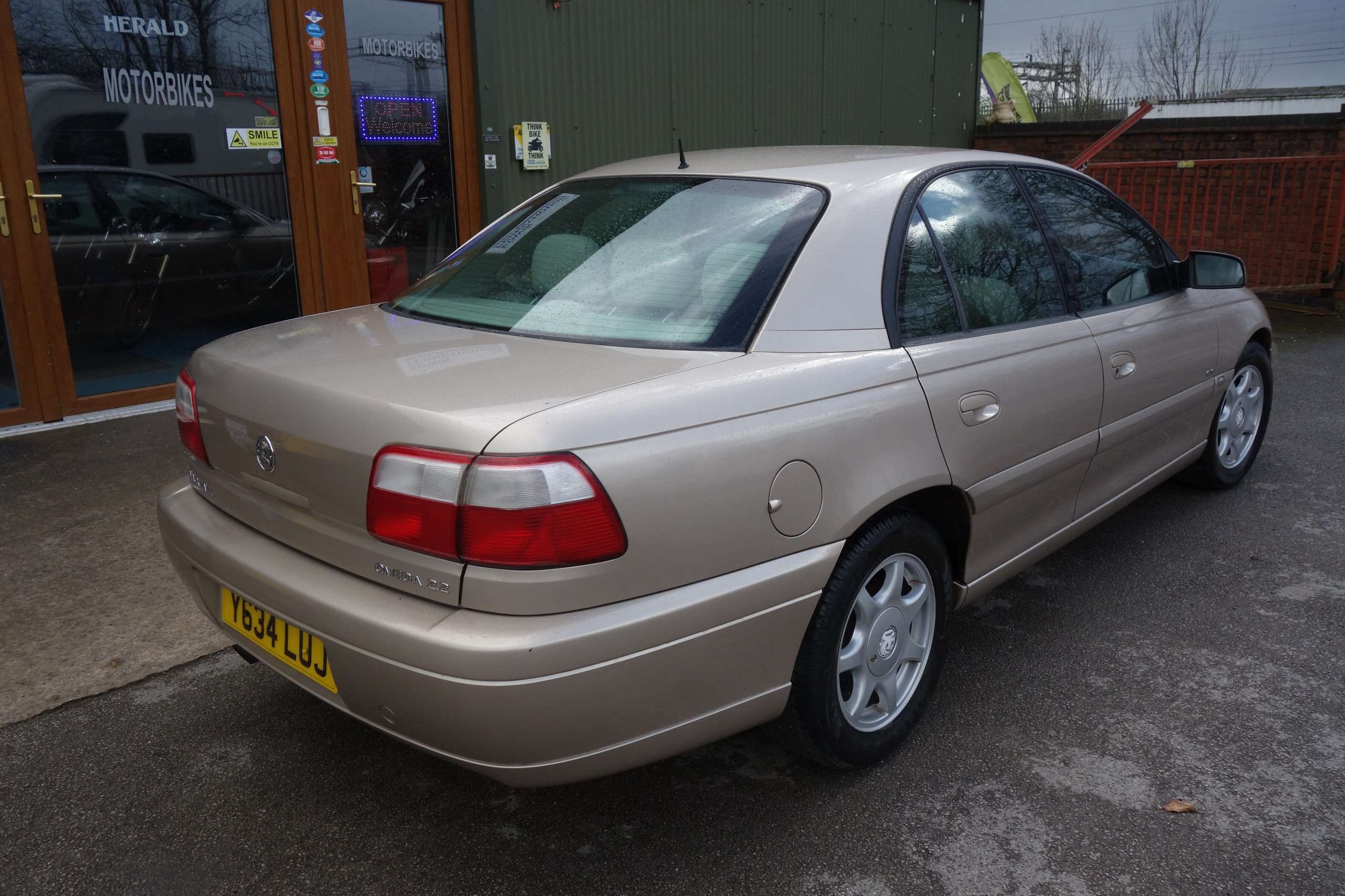 A 2001 VAUXHALL OMEGA 2.2i 16v GLS Saloon 4dr Petrol Automatic (243 g/km, 142 bhp) A 2001 VAUXHALL OMEGA 2.2i 16v GLS Saloon 4dr Petrol Automatic (243 g/km, 142 bhp)