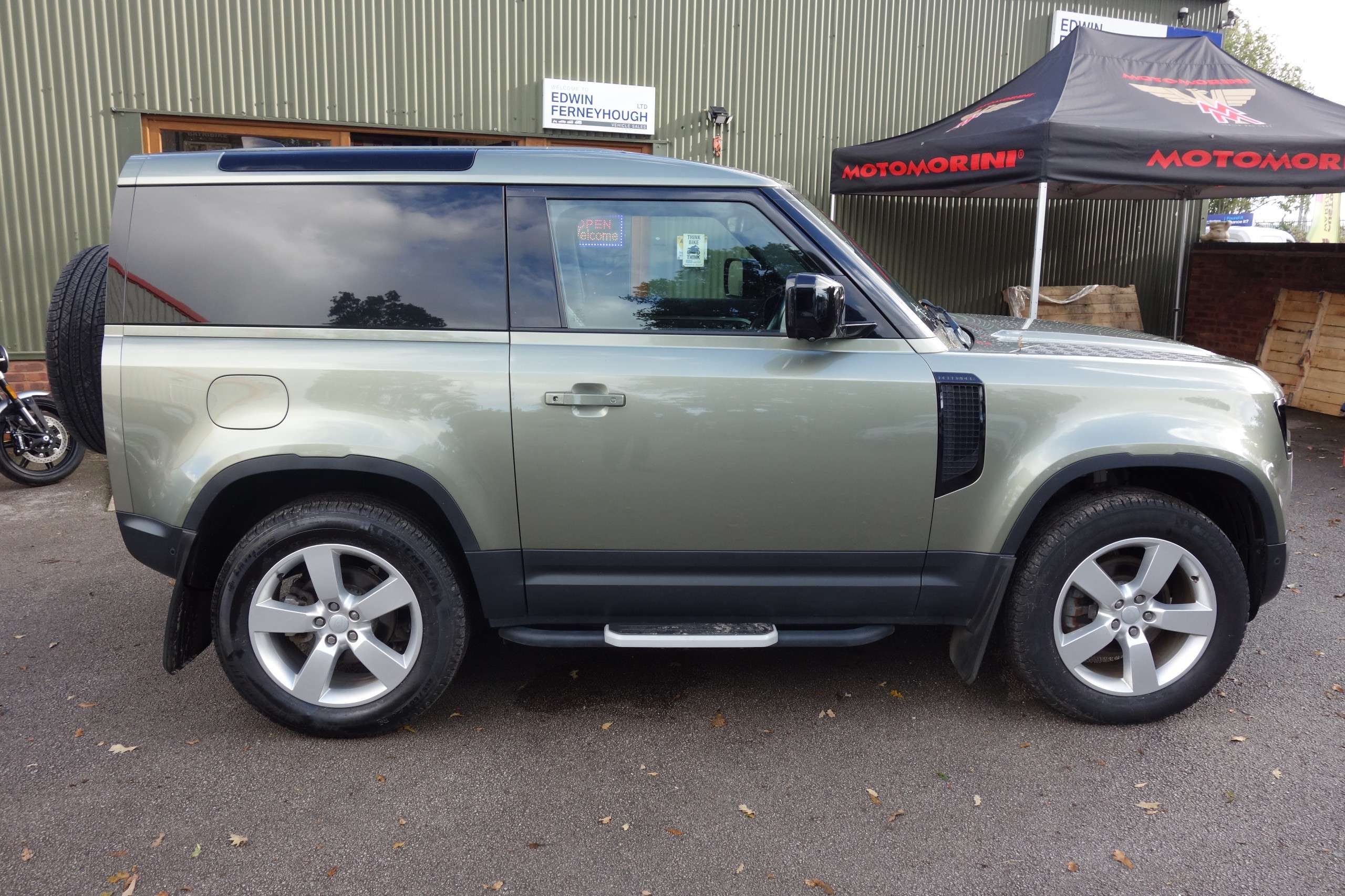 A 2022 LAND ROVER DEFENDER 90 3.0 D250 MHEV SE Hard Top SUV 3dr Diesel Auto 4WD SWB Euro 6 (s/s) (250 ps) A 2022 LAND ROVER DEFENDER 90 3.0 D250 MHEV SE Hard Top SUV 3dr Diesel Auto 4WD SWB Euro 6 (s/s) (250 ps)
