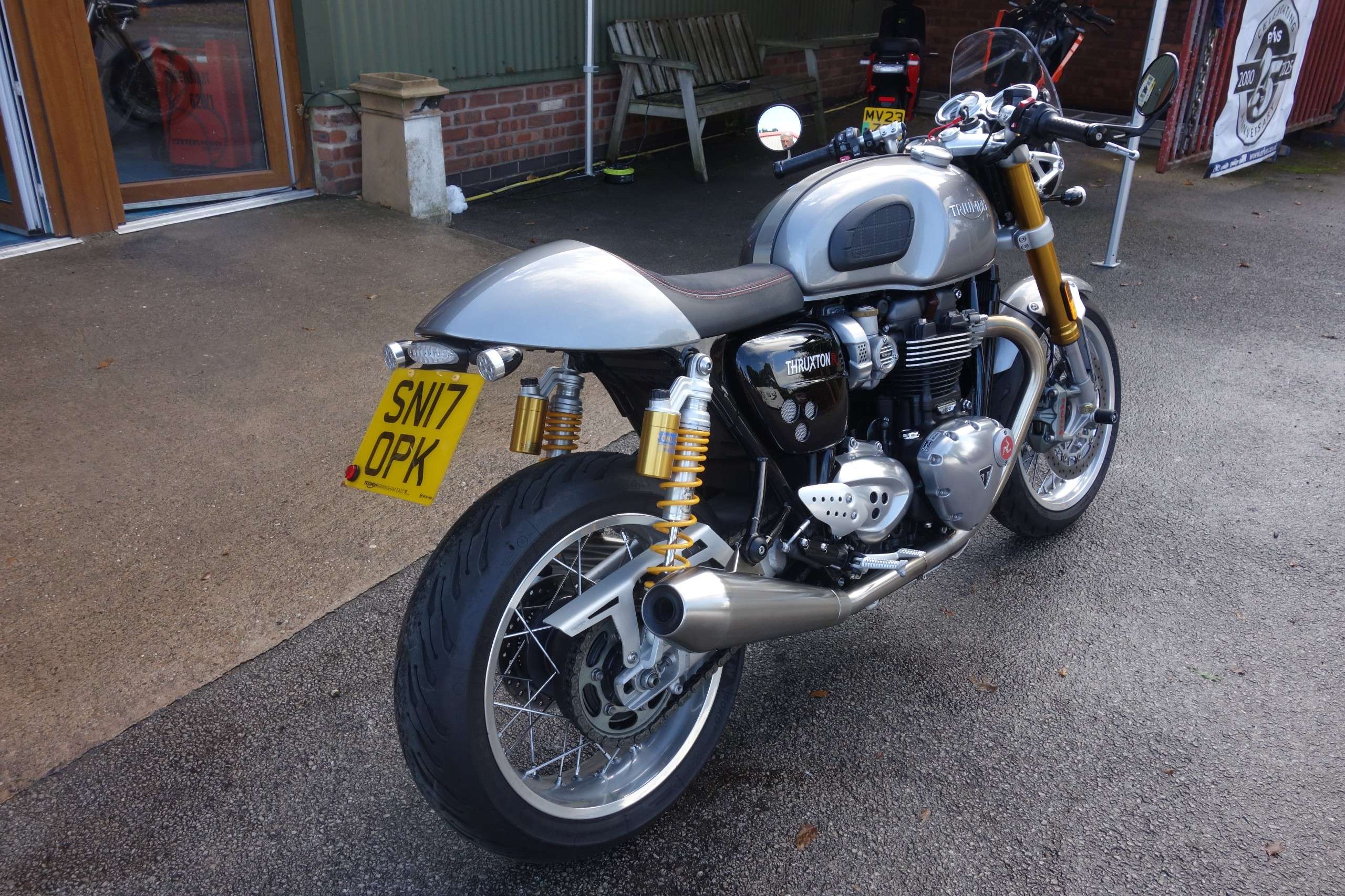 A 2017 TRIUMPH THRUXTON 1200 Roadster/Retro Petrol Manual Euro 4 (98 ps) A 2017 TRIUMPH THRUXTON 1200 Roadster/Retro Petrol Manual Euro 4 (98 ps)