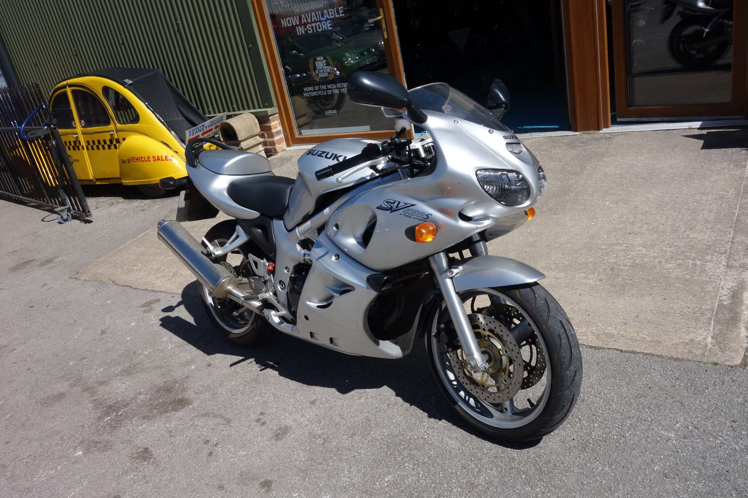 A 2002 SUZUKI SV 650 S K A 2002 SUZUKI SV 650 S K