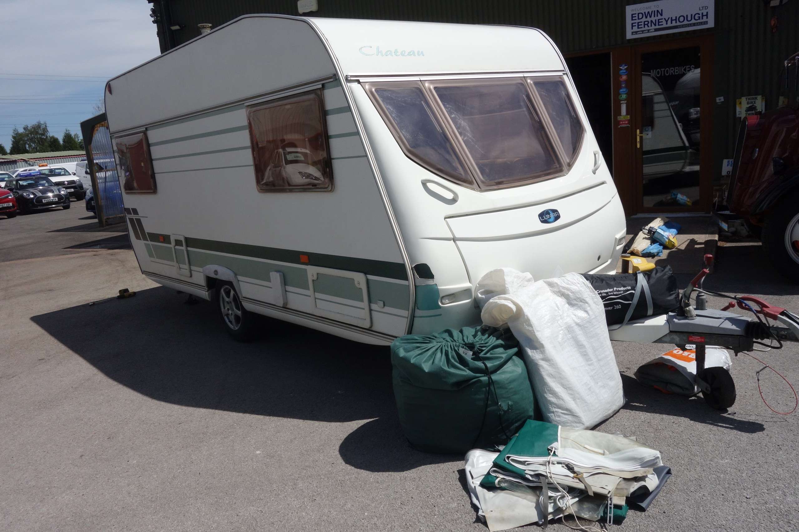 A 2004 LUNAR CHATEAU 450 A 2004 LUNAR CHATEAU 450