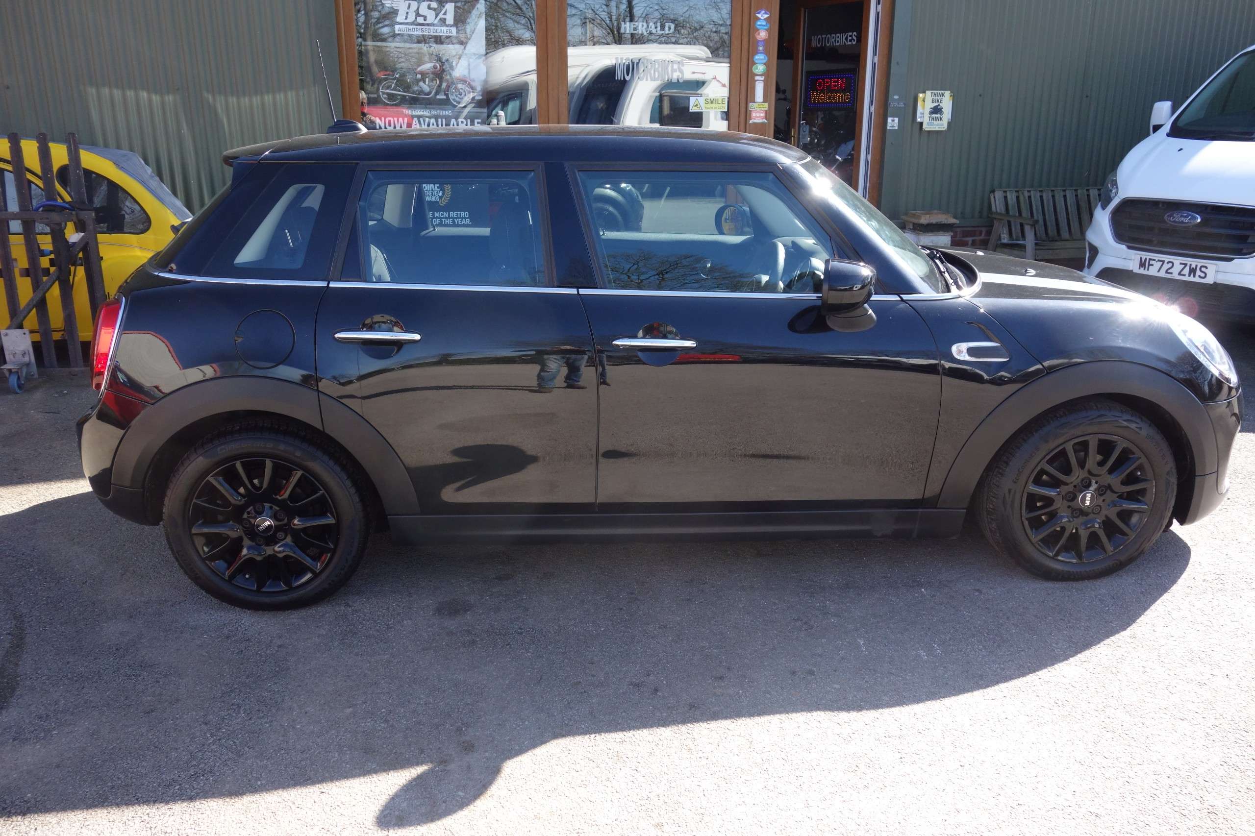 A 2019 MINI HATCH 1.5 Cooper Classic Hatchback 5dr Petrol Steptronic Euro 6 (s/s) (136 ps) A 2019 MINI HATCH 1.5 Cooper Classic Hatchback 5dr Petrol Steptronic Euro 6 (s/s) (136 ps)