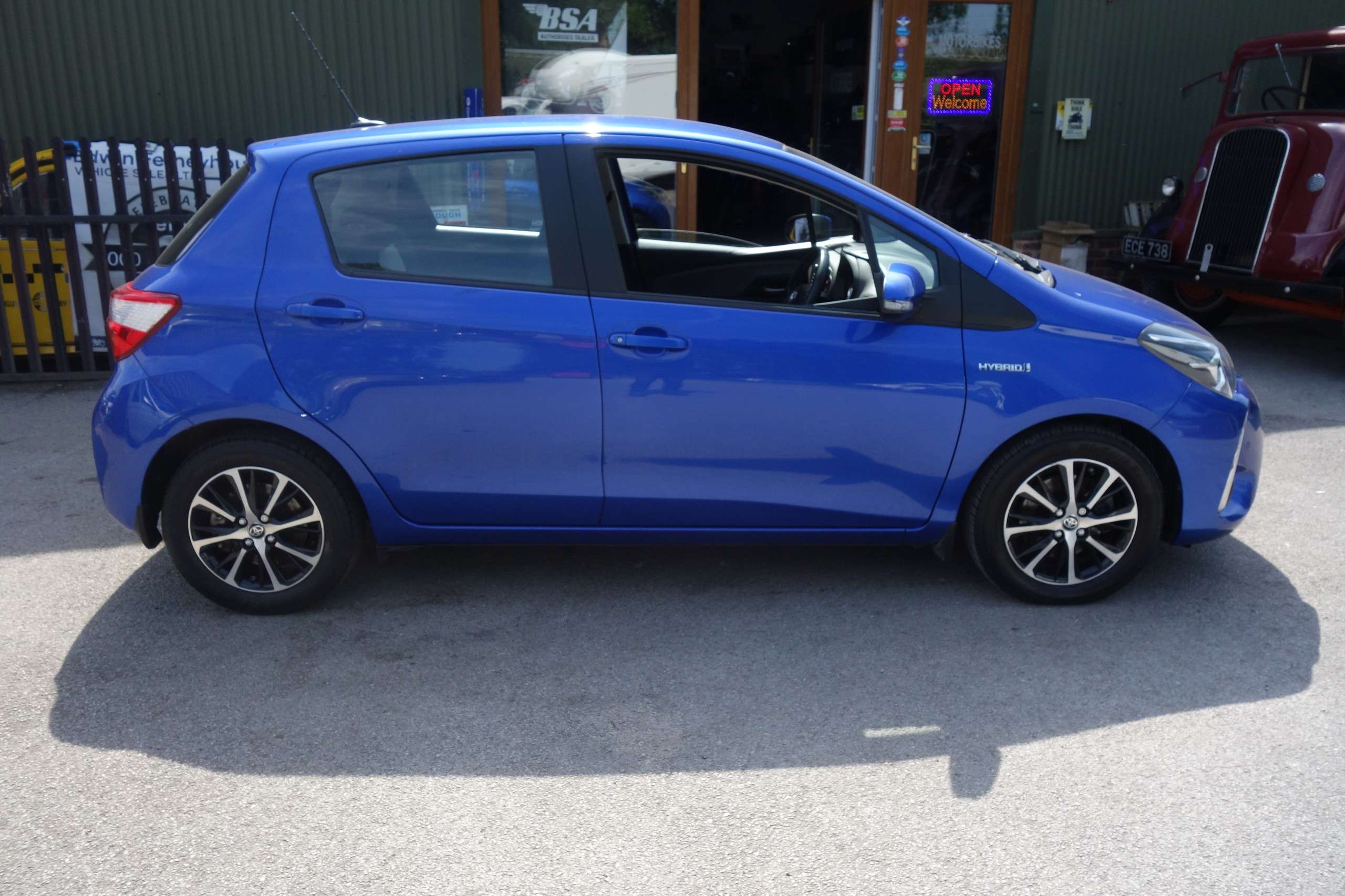 A 2018 TOYOTA YARIS 1.5 VVT-h Icon Tech Hatchback 5dr Petrol Hybrid E-CVT Euro 6 (s/s) (100 ps) A 2018 TOYOTA YARIS 1.5 VVT-h Icon Tech Hatchback 5dr Petrol Hybrid E-CVT Euro 6 (s/s) (100 ps)