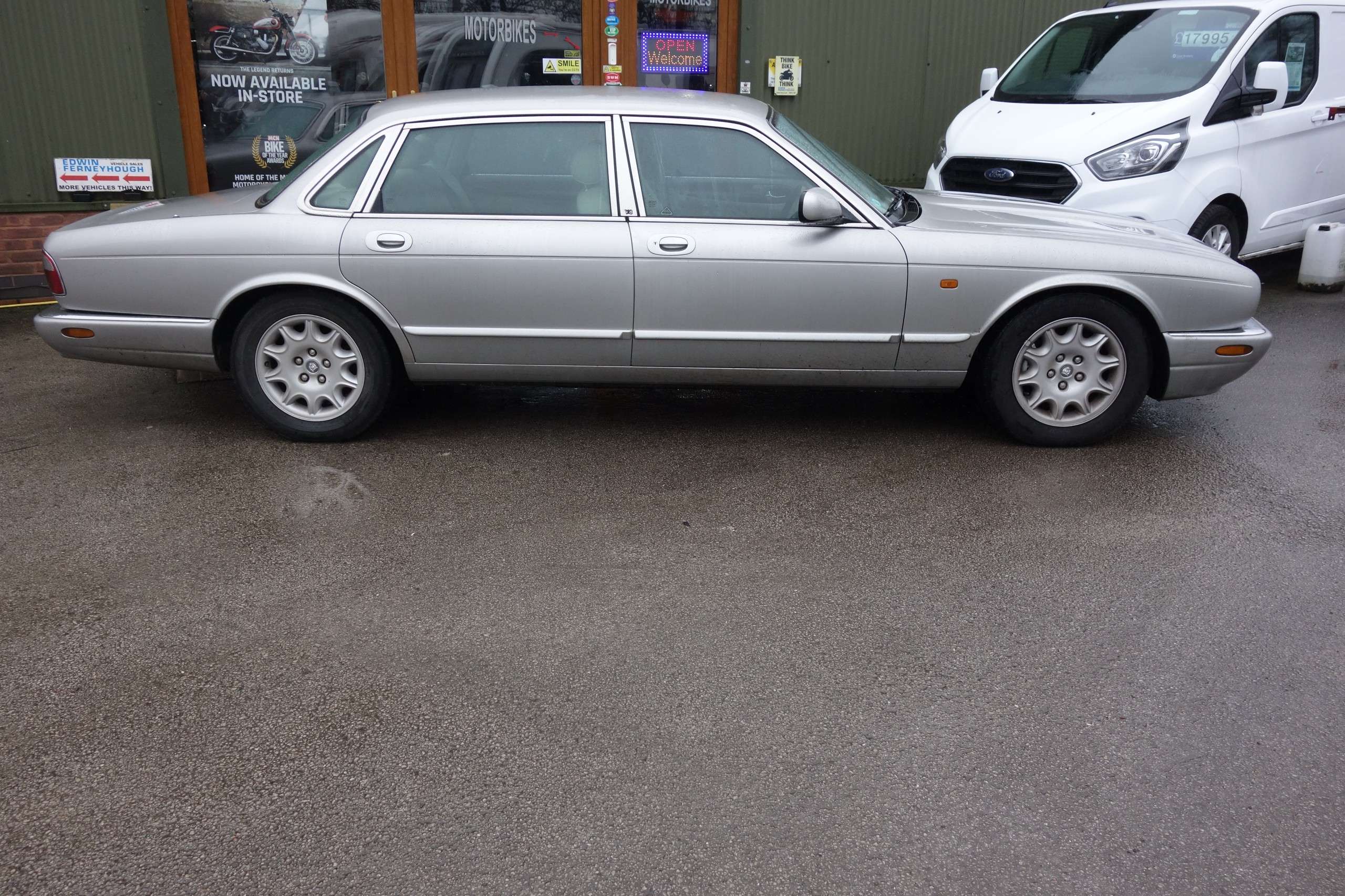 A 1998 JAGUAR XJ SOVEREIGN LWB A 1998 JAGUAR XJ SOVEREIGN LWB