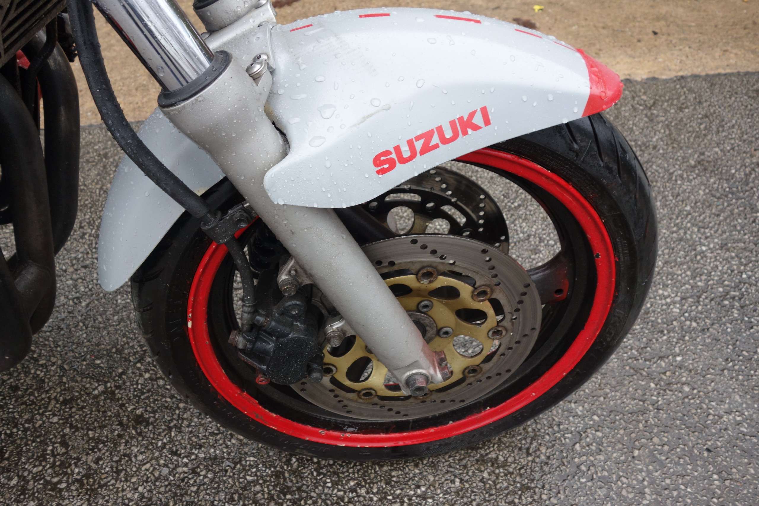 A 1997 SUZUKI GSF BANDIT 600 A 1997 SUZUKI GSF BANDIT 600