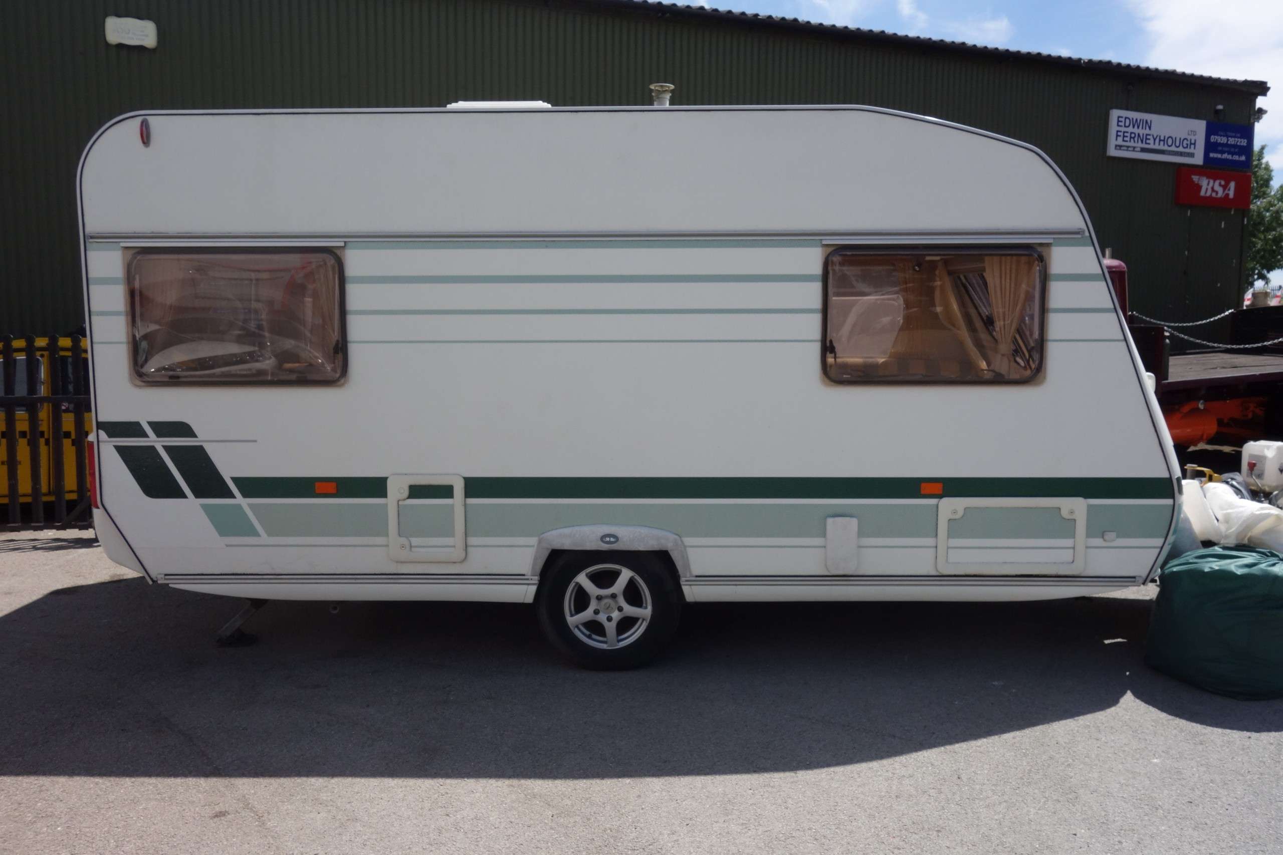 A 2004 LUNAR CHATEAU 450 A 2004 LUNAR CHATEAU 450