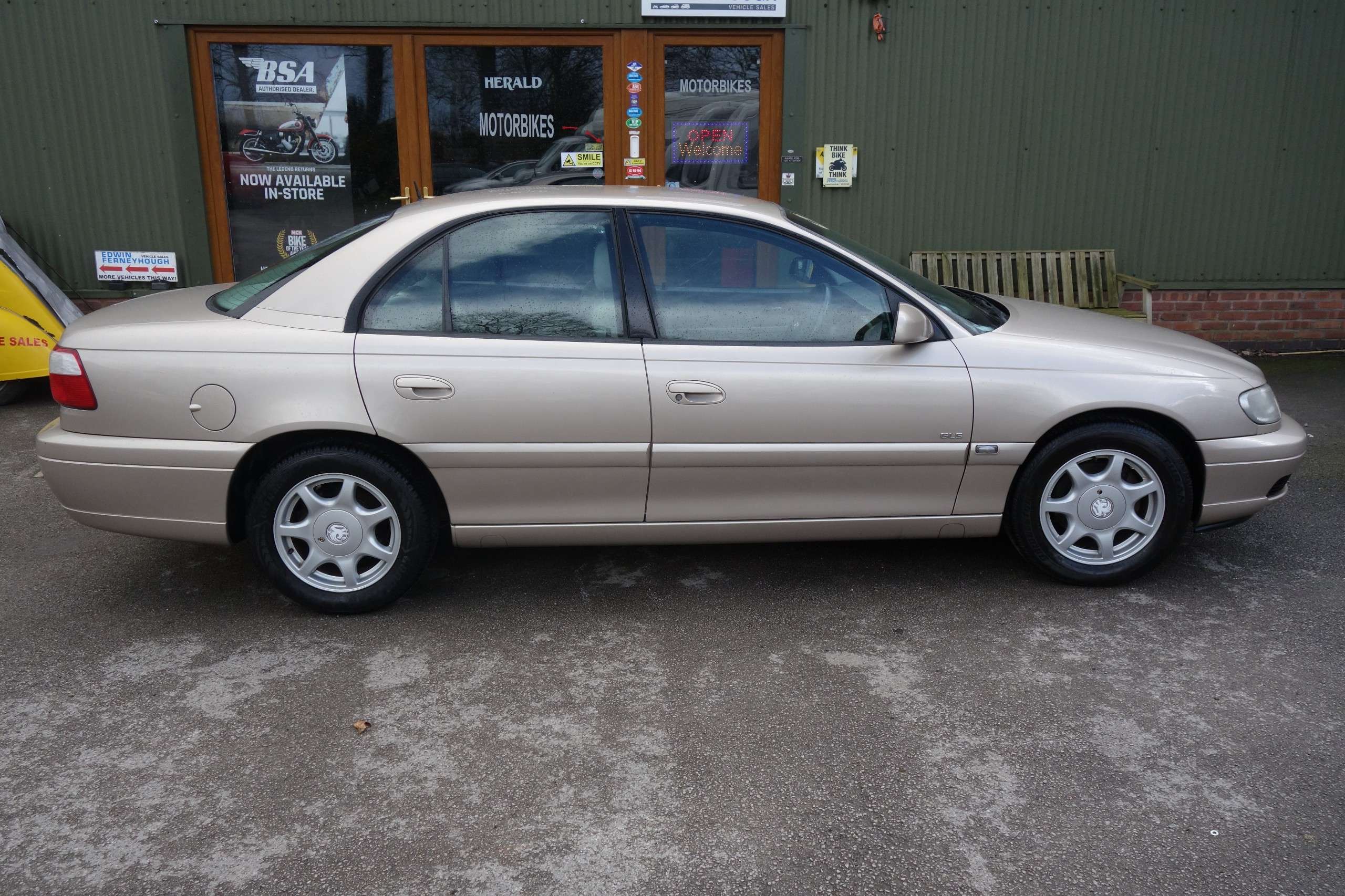 A 2001 VAUXHALL OMEGA 2.2i 16v GLS Saloon 4dr Petrol Automatic (243 g/km, 142 bhp) A 2001 VAUXHALL OMEGA 2.2i 16v GLS Saloon 4dr Petrol Automatic (243 g/km, 142 bhp)