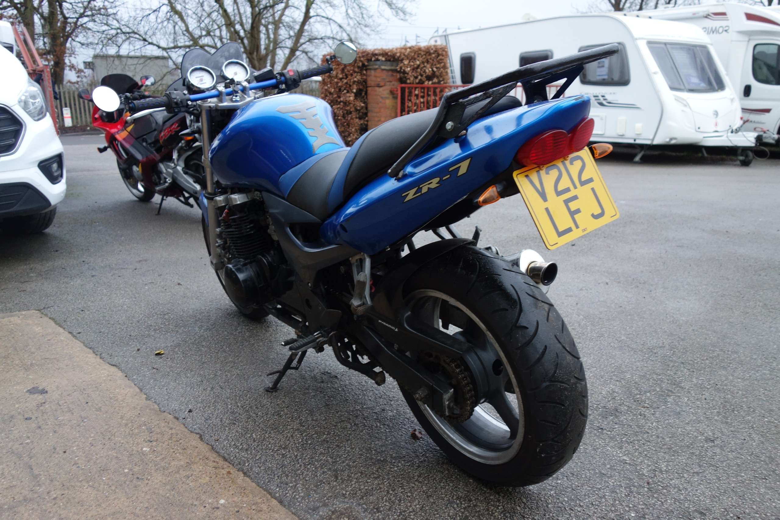 A 1999 KAWASAKI ZR 750-F1 A 1999 KAWASAKI ZR 750-F1